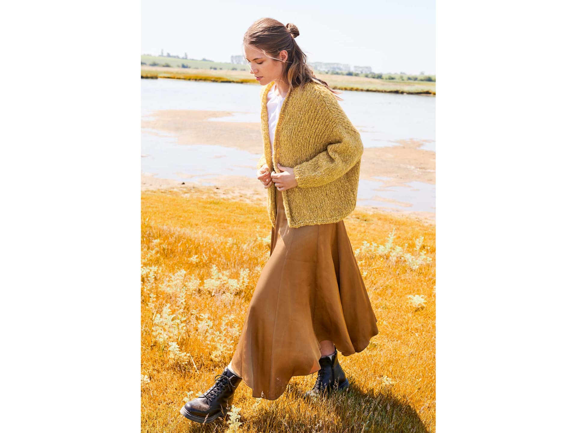 Strickanleitung für den Cardigan mit überlangen Schultern von Lana Grossa Stricken für den Frühling - Model in Cardigan mit überlangen Schultern von Lana Grossa