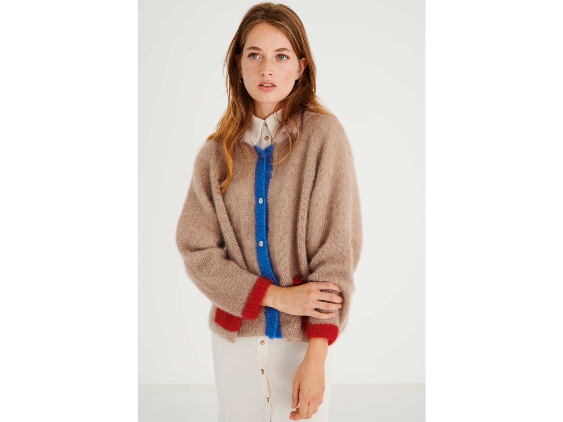 Strickanleitung für die Raglanjacke von oben von Lana Grossa Stricken für den Frühling - Model in bunter Raglanjacke von Lana Grossa