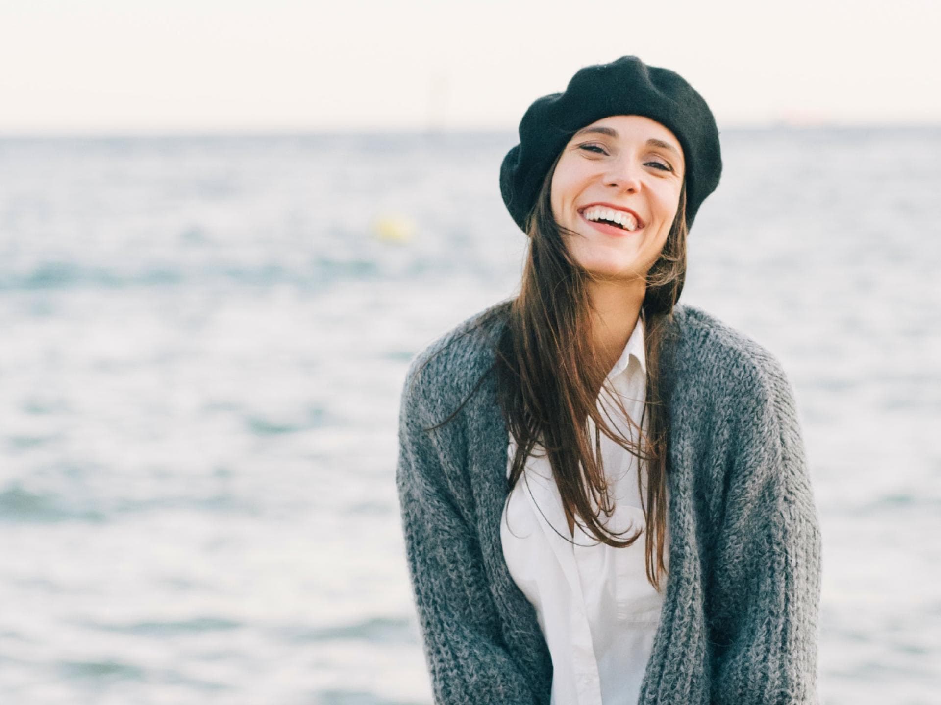 Strickanleitung für die Seelenwärmer-Strickjacke Stricken für den Frühling - Model in Seelenwärmer-Strickjacke