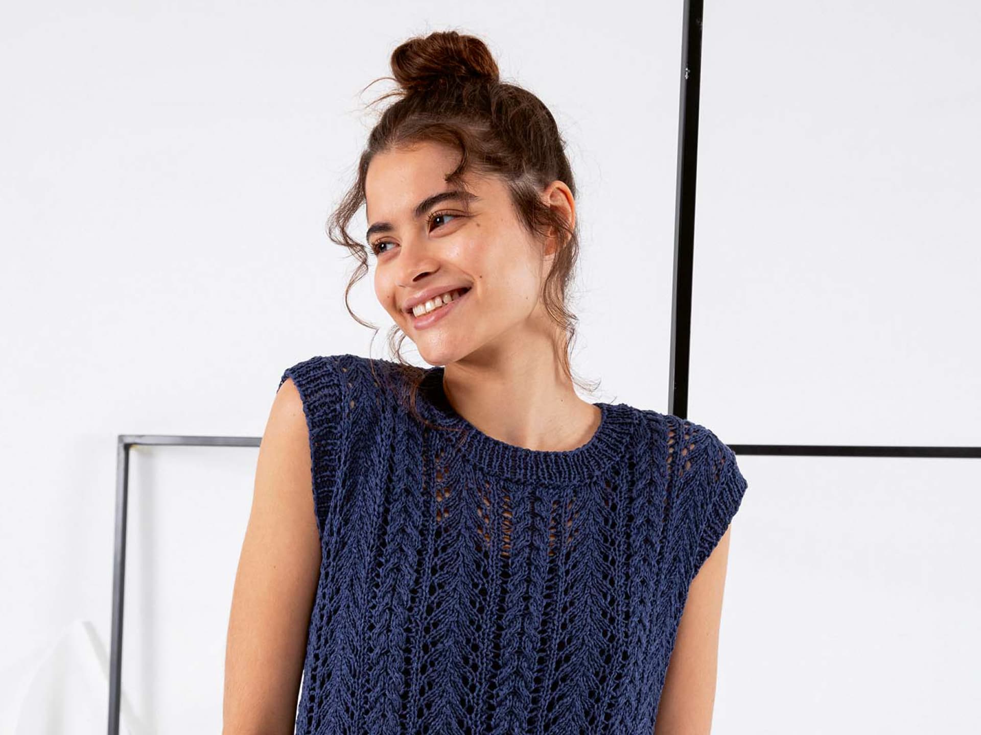 Strickanleitung für den Pullunder von LANGYARNS Stricken mit Leinen - Model in Pullunder von LANGYARNS