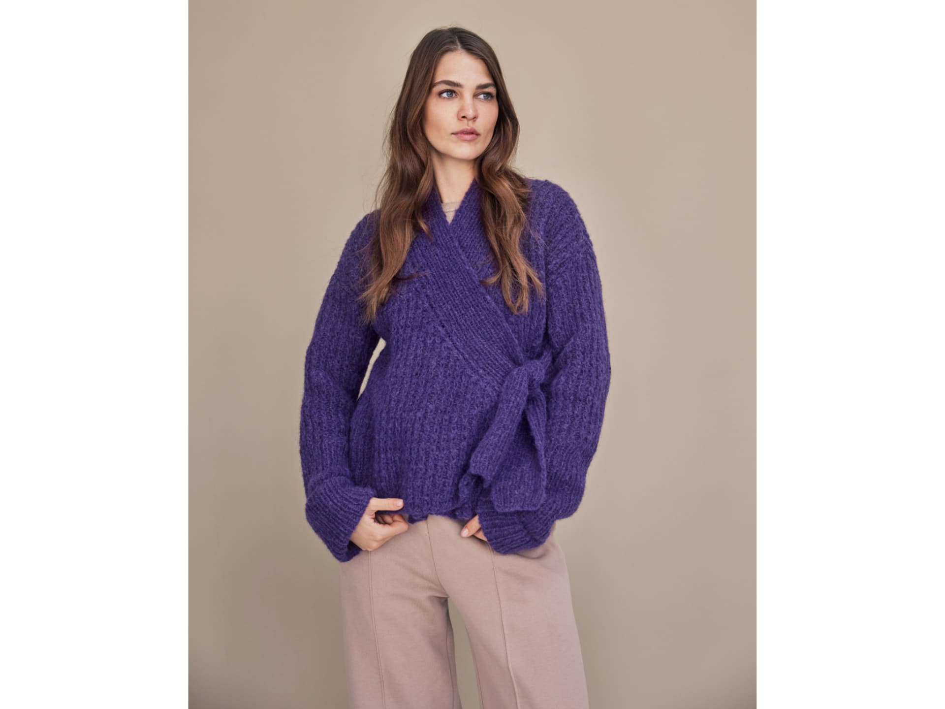 Strickanleitung für die Wickeljacke von Lana Grossa Model in gestrickter Wickeljacke von Lana Grossa