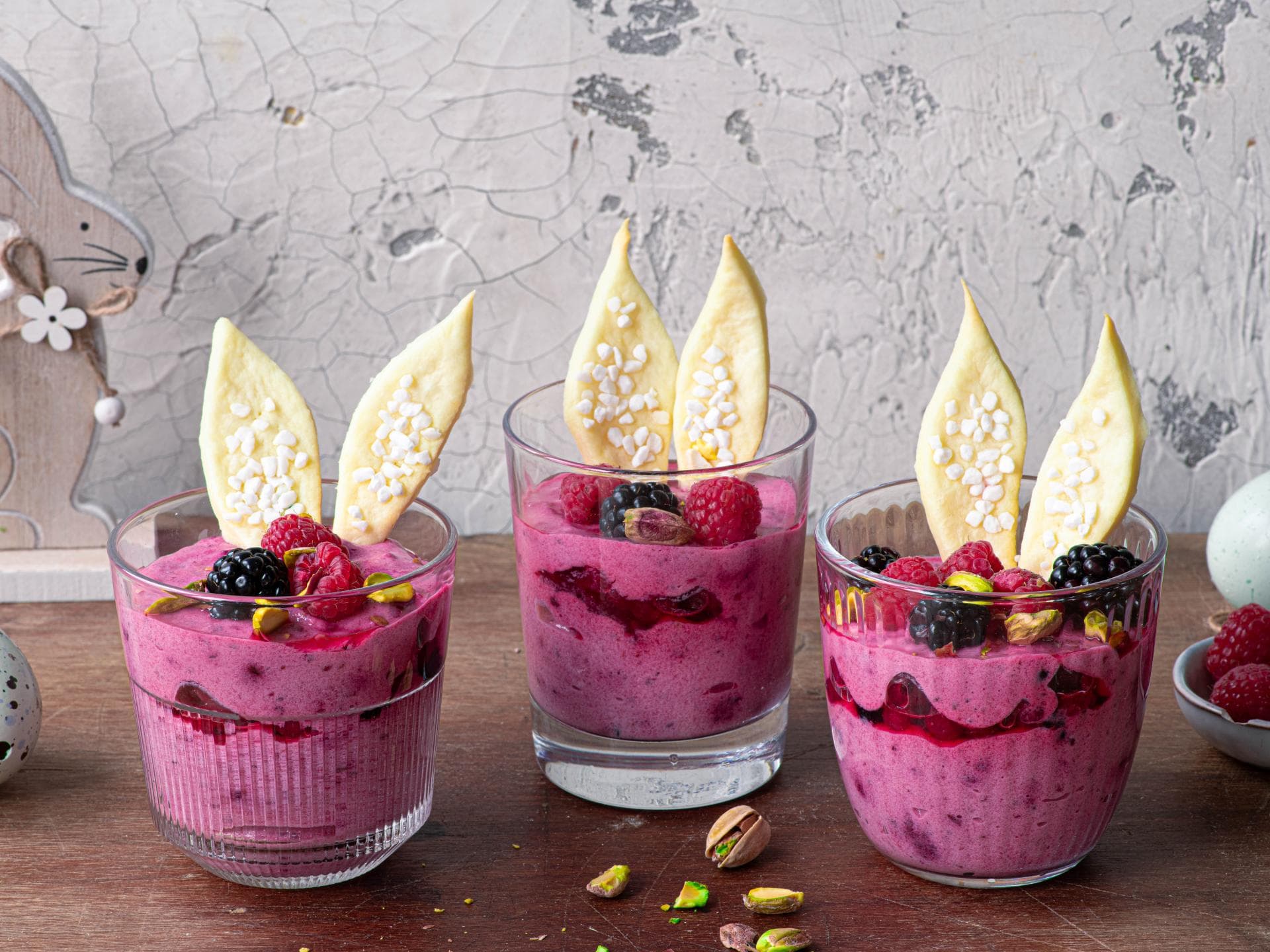 Beeren-Mousse mit Knusper-Hasenohren aus Mürbeteig Beeren-Mousse mit Knusper-Hasenohren aus Mürbeteig