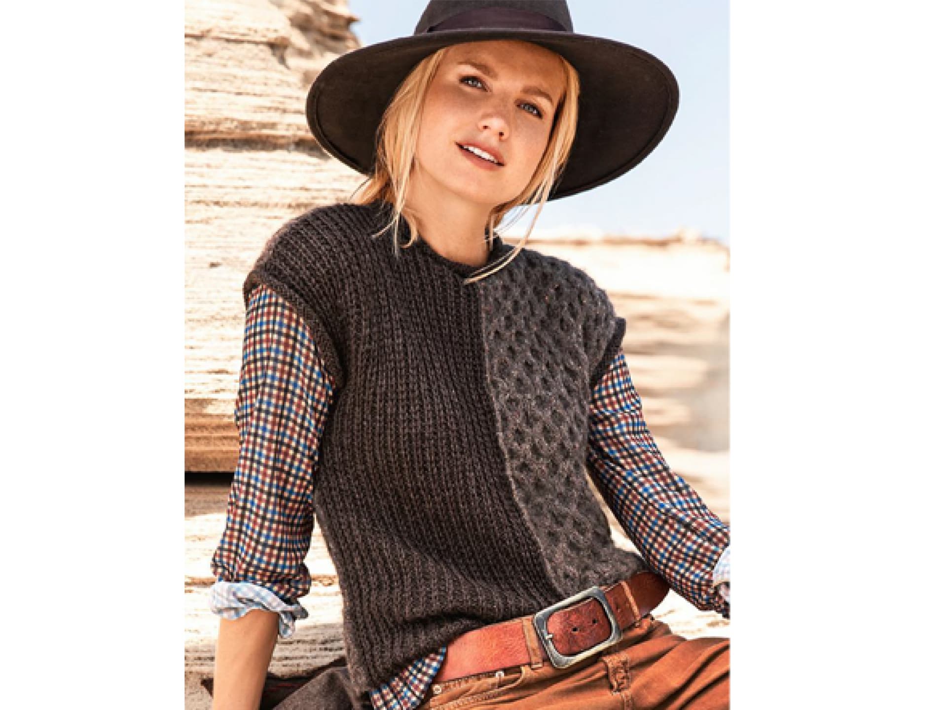 Strickanleitung für den Mustermix-Pullunder von Lana Grossa Stricken mit dicker Wolle - Model in Mustermix-Pullunder von Lana Grossa