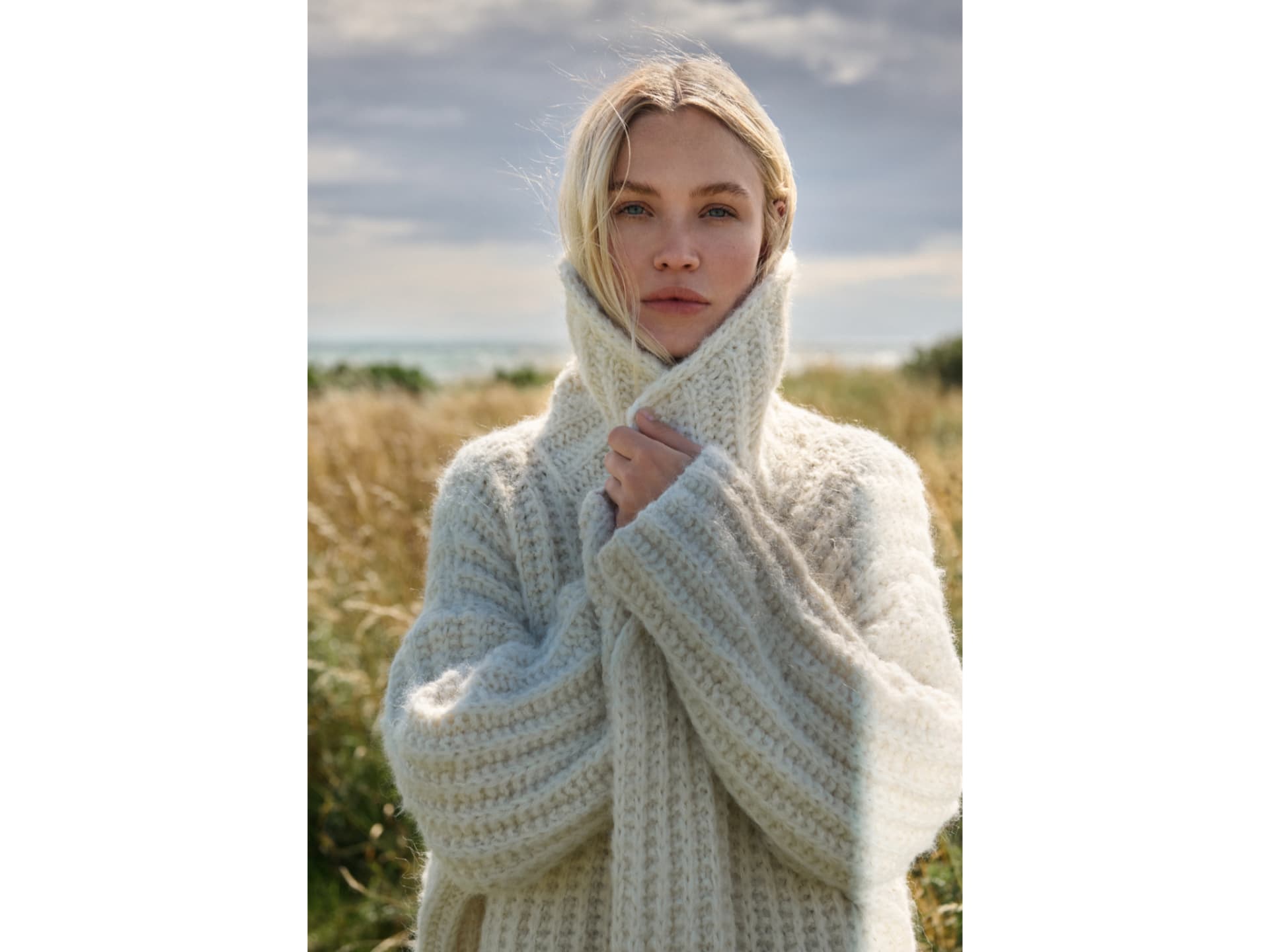 Stickanleitung für den Chunky-Strickmantel von Lana Grossa Stricken mit Rundstricknadel - Model in Chunky-Strickmantel von Lana Grossa