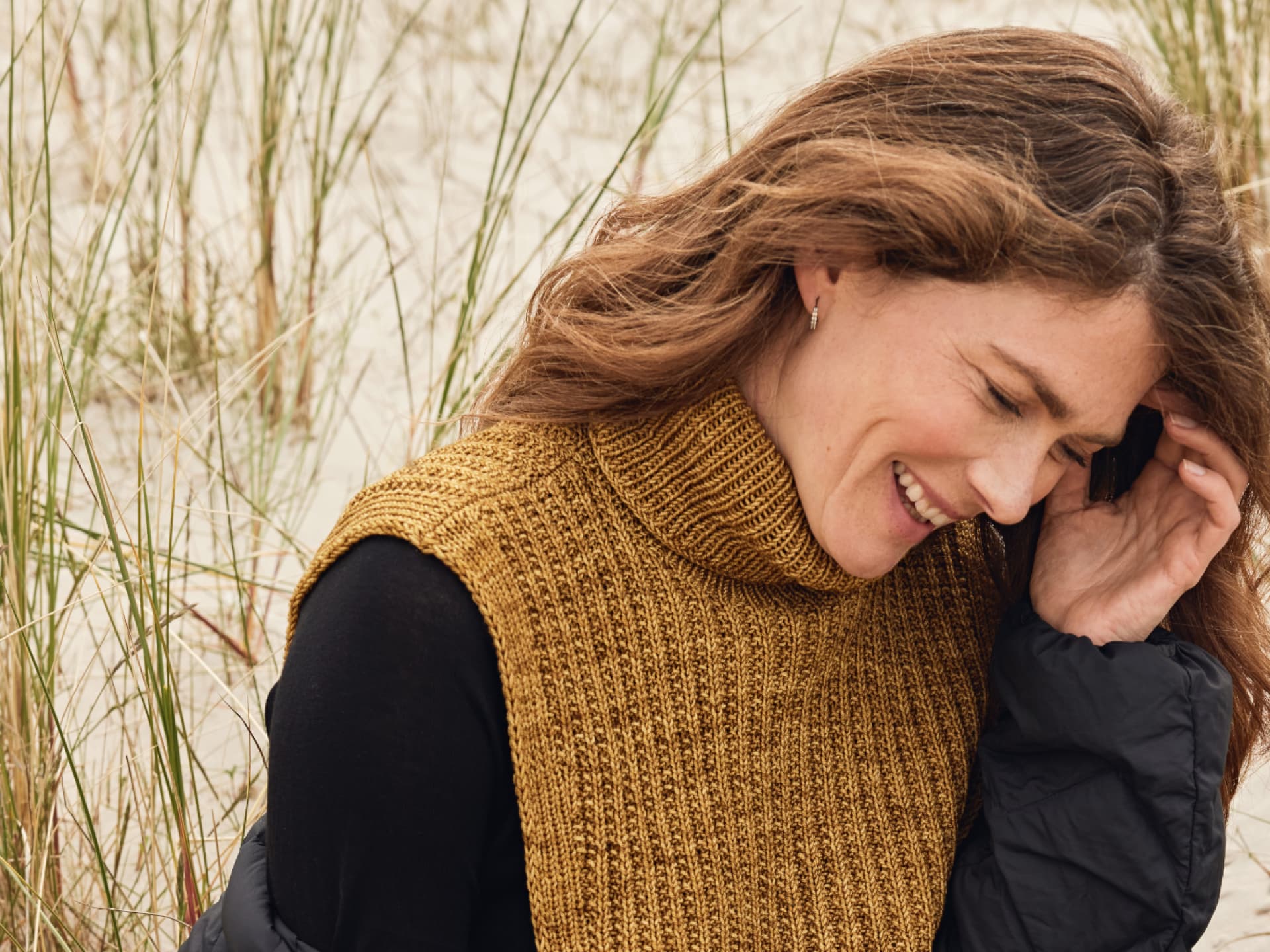 Strickanleitung für den Halswärmer von Lana Grossa Stricken mit Rundstricknadel - Model mit Halswärmer von Lana Grossa