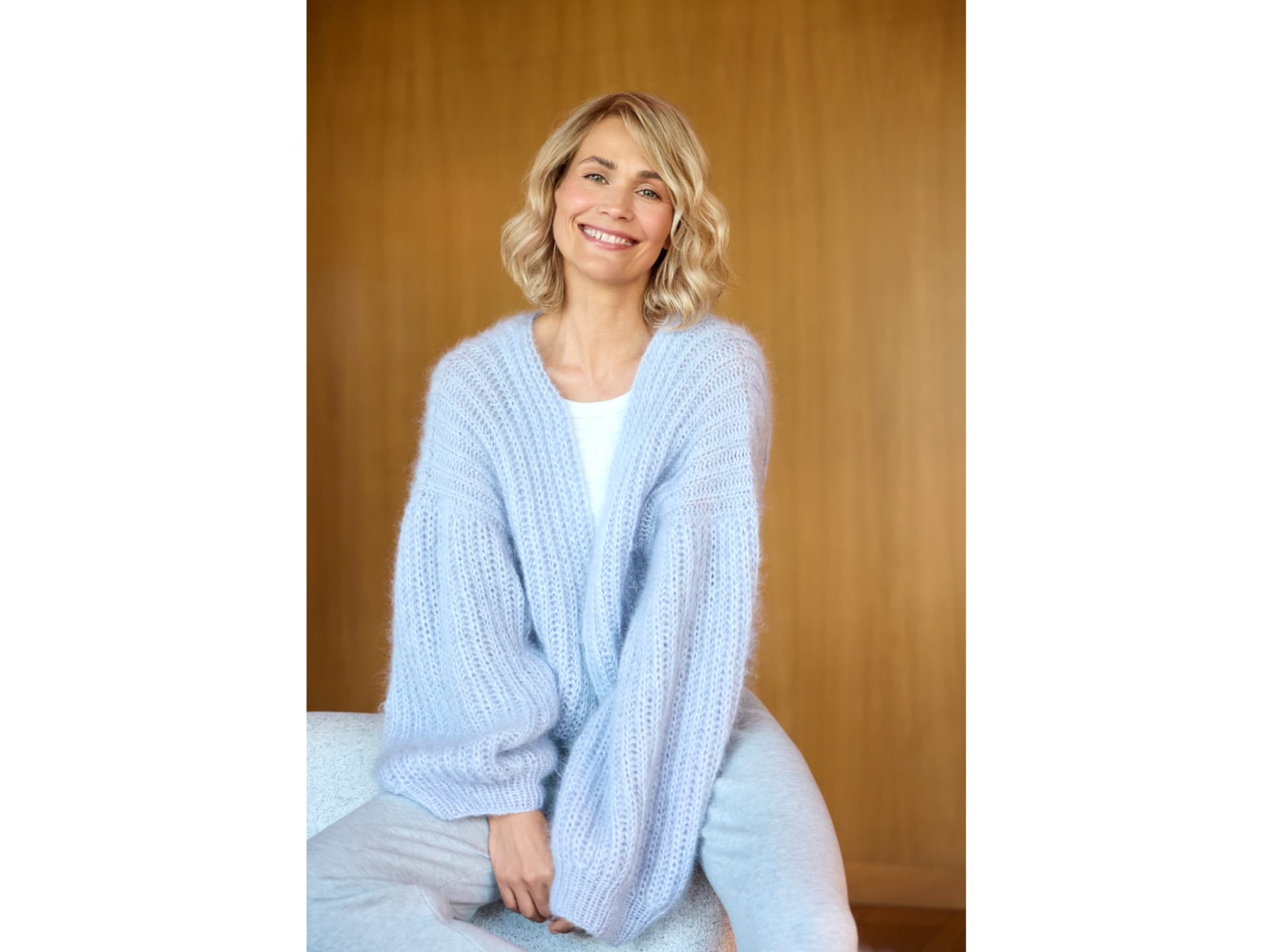 Strickanleitung für den Isemarkt-Cardigan von Lana Grossa Stricken mit Rundstricknadel - Model in Isemarkt-Cardigan von Lana Grossa