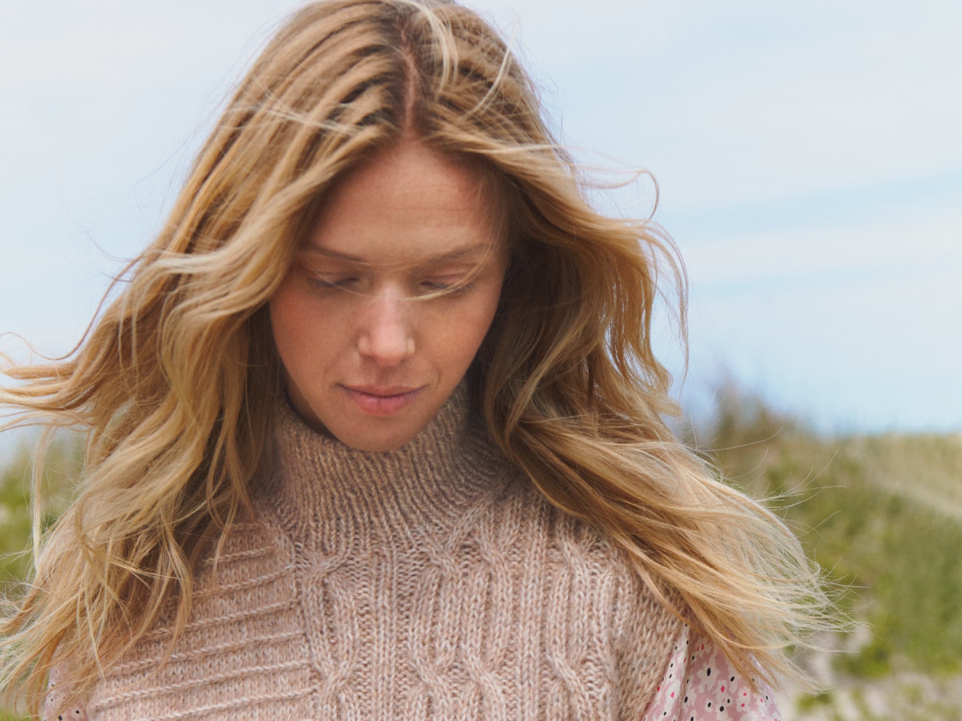 Strickanleitung für den Mustermix-Pullunder von Lana Grossa Stricken mit Rundstricknadel - Model in Mustermix-Pullunder von Lana Grossa