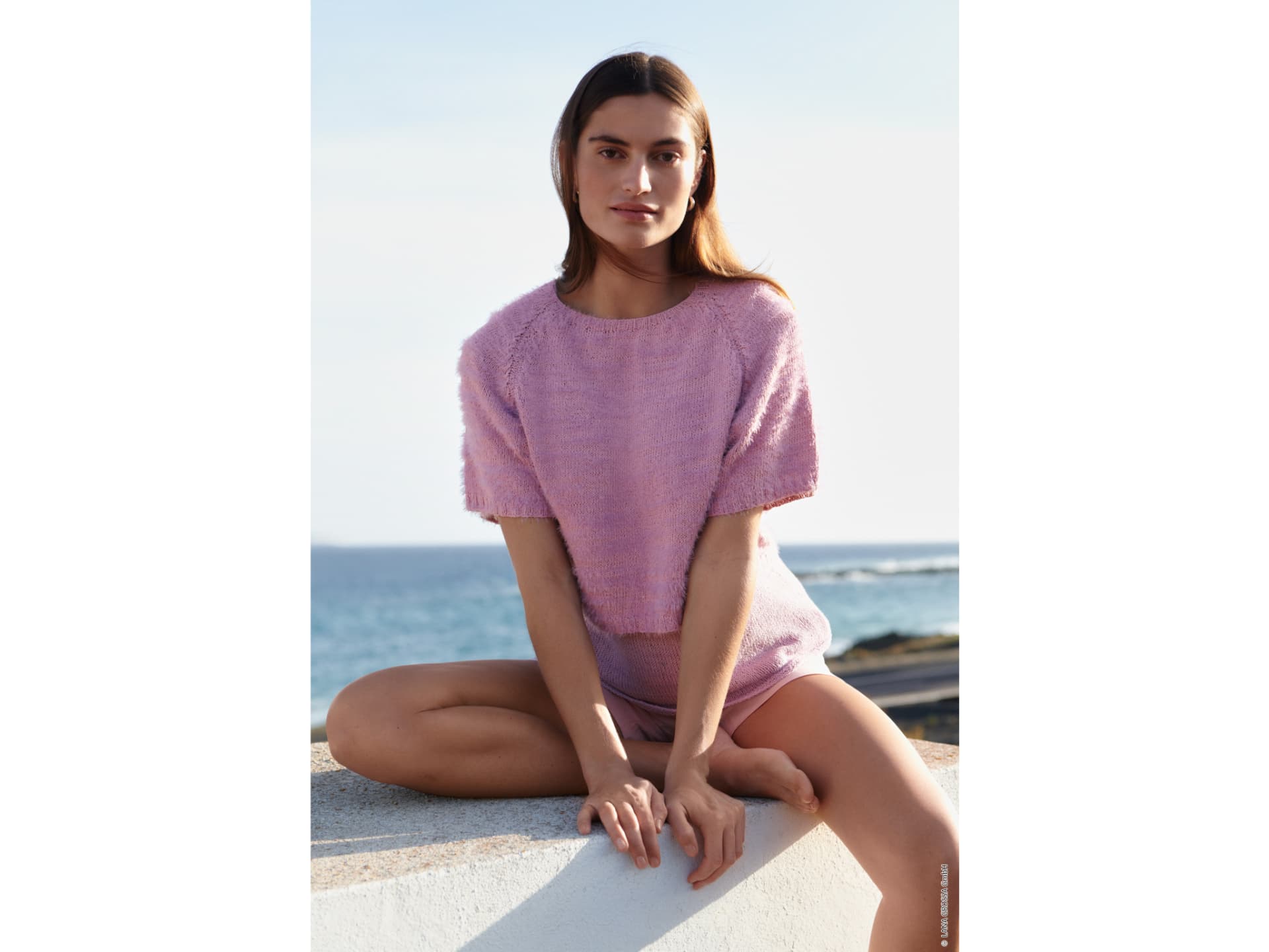 Strickanleitung für das fliederfarbene Shirt von Lana Grossa Stricken mit Rundstricknadel - Model in fliederfarbenem Shirt von Lana Grossa