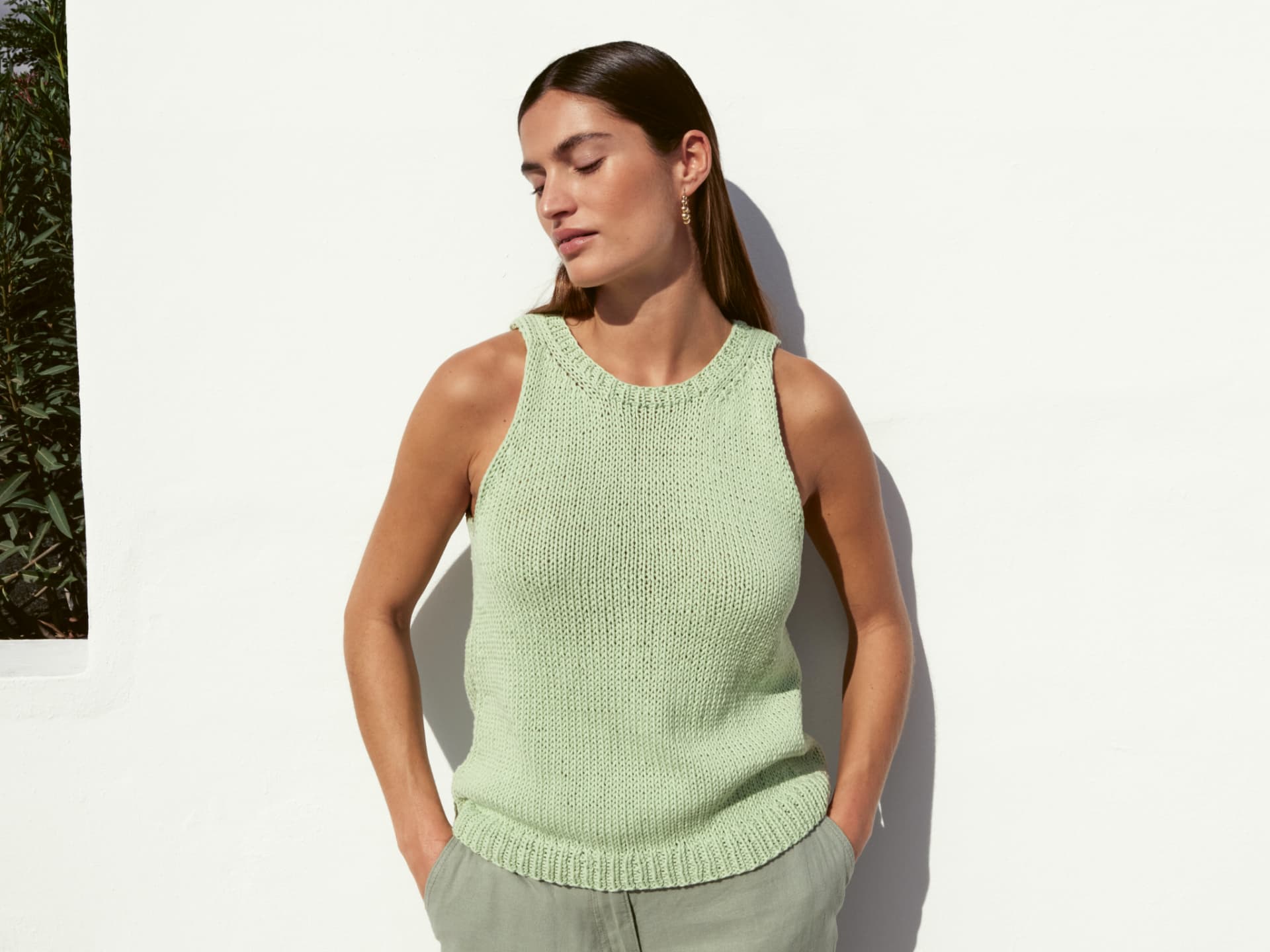 Strickanleitung für das luftige Trägertop von Lana Grossa Stricken mit Rundstricknadel - Model in luftigem Trägertop von Lana Grossa