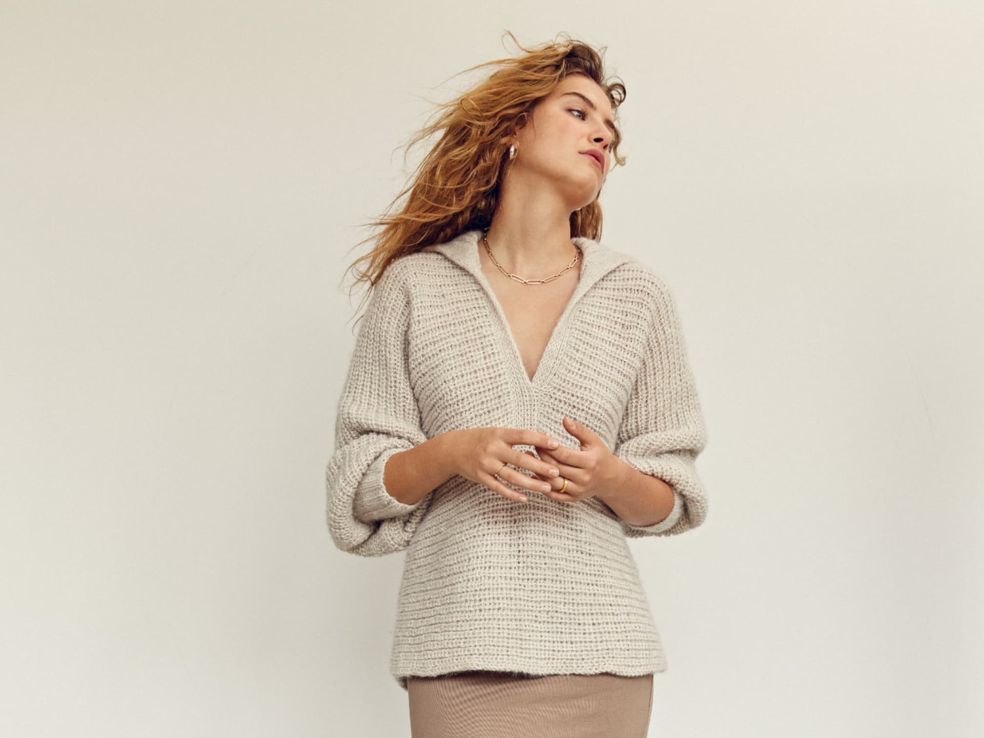 Strickanleitung für den beigefarbenen V-Pullover von Lana Grossa Stricken mit Rundstricknadel - Model in beigefarbenem V-Pullover von Lana Grossa