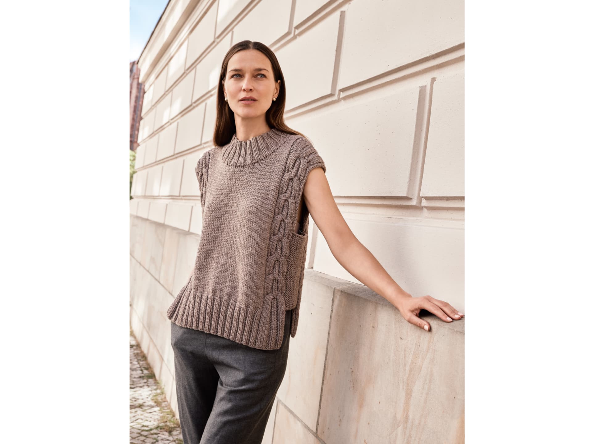 Strickanleitung für den Zopfmuster-Pullunder von Lana Grossa Stricken mit Rundstricknadeln - Model in Zopfmuster-Pullunder von Lana Grossa