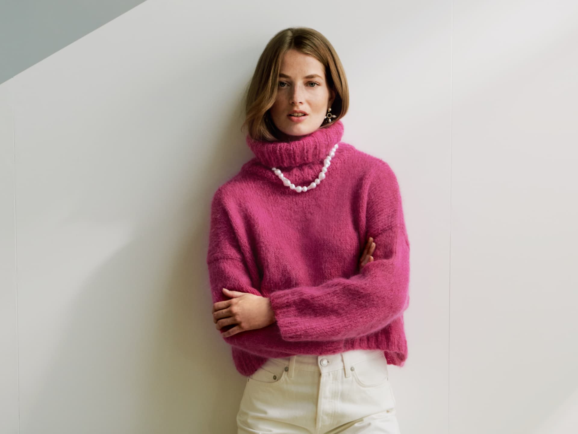 Die 55 schönsten Strickanleitungen für die Rundstricknadel Stricken mit Rundstricknadel - Model in Rollkragenpullover von Lana Grossa