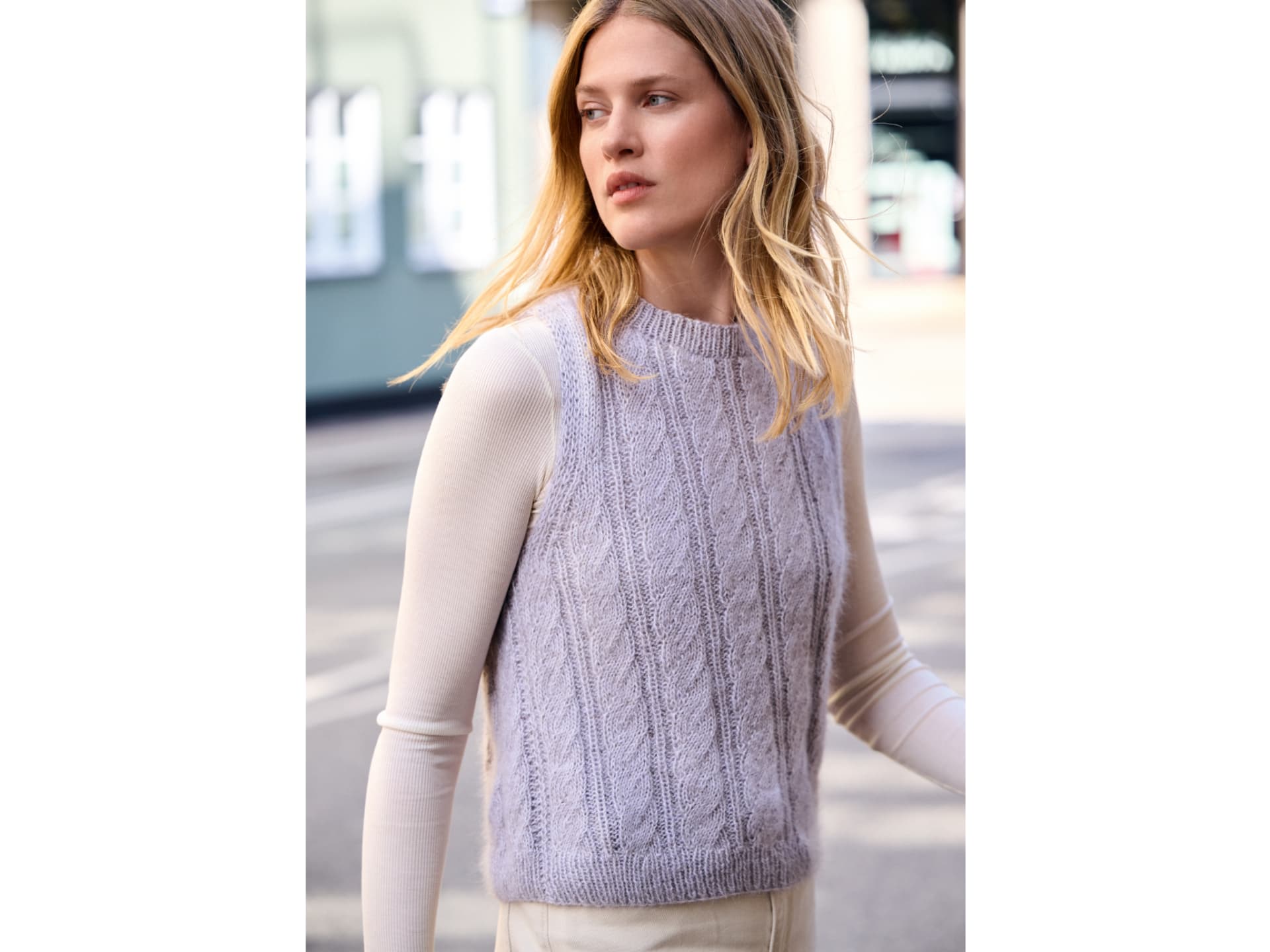 Kostenlose Strickanleitung für den leichten Slipover von Lana Grossa Model in leichtem Slipover von Lana Grossa