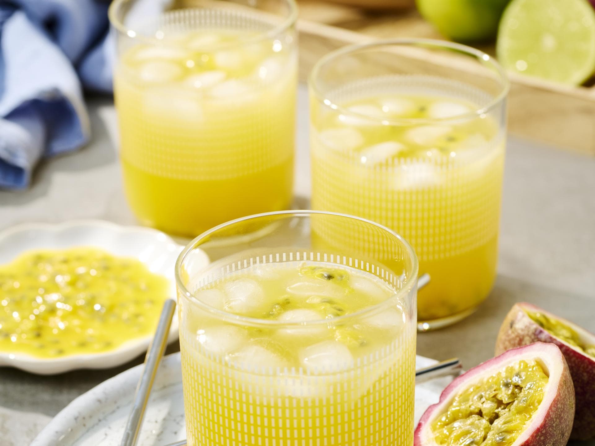 Maracuja-Cocktail Maracuja-Cocktail in Gläser gefüllt mit Eiswürfeln