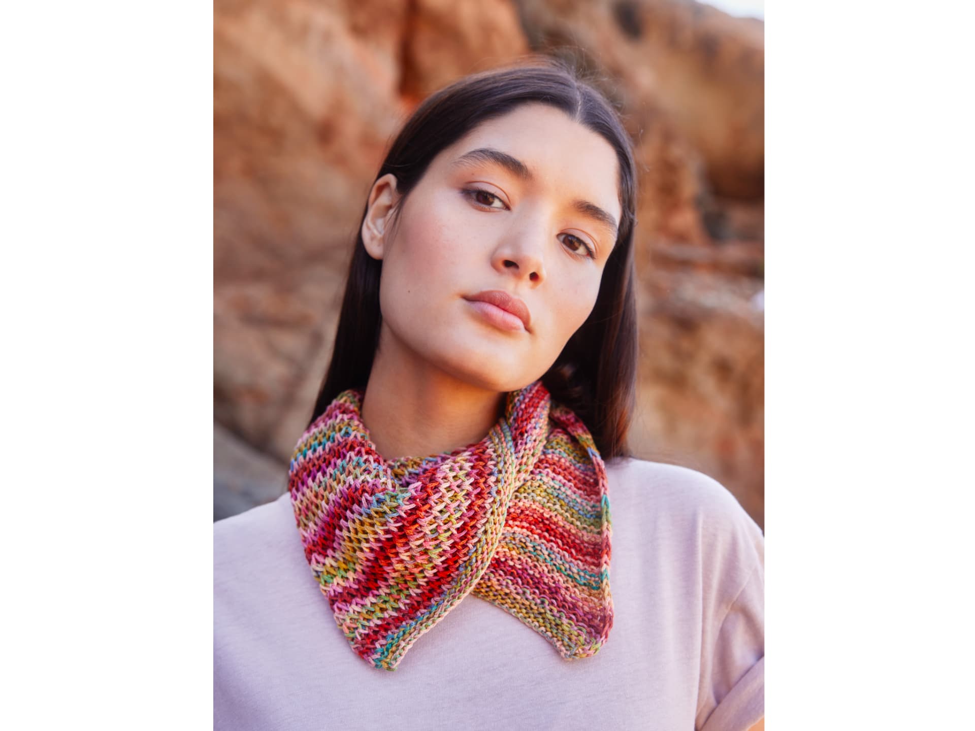 Kostenlose Strickanleitung für das Nickituch von Lana Grossa Model mit buntem Nickituch von Lana Grossa