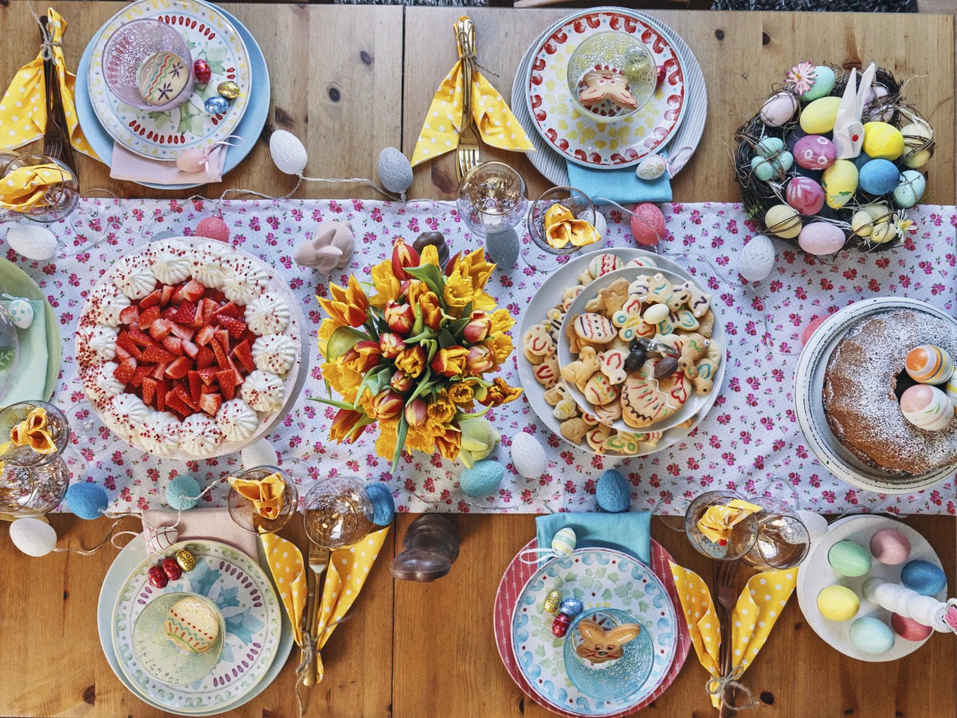 Vegetarisches Ostermenü Vegetarisches Ostermenü: Ein gedeckter Tisch mit Osterdeko und einigen Leckereien