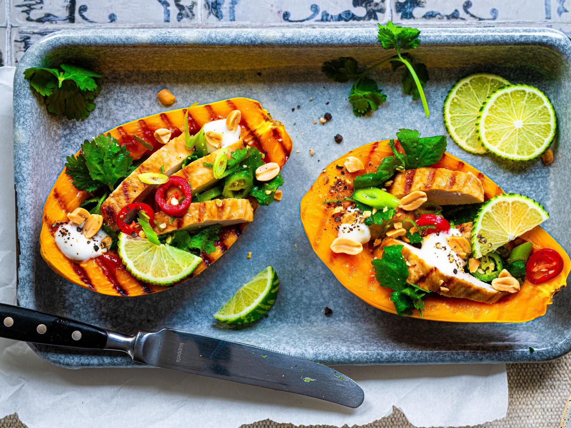 Gegrillte Papaya mit Hähnchen Gegrillte Papaya mit Hähnchen