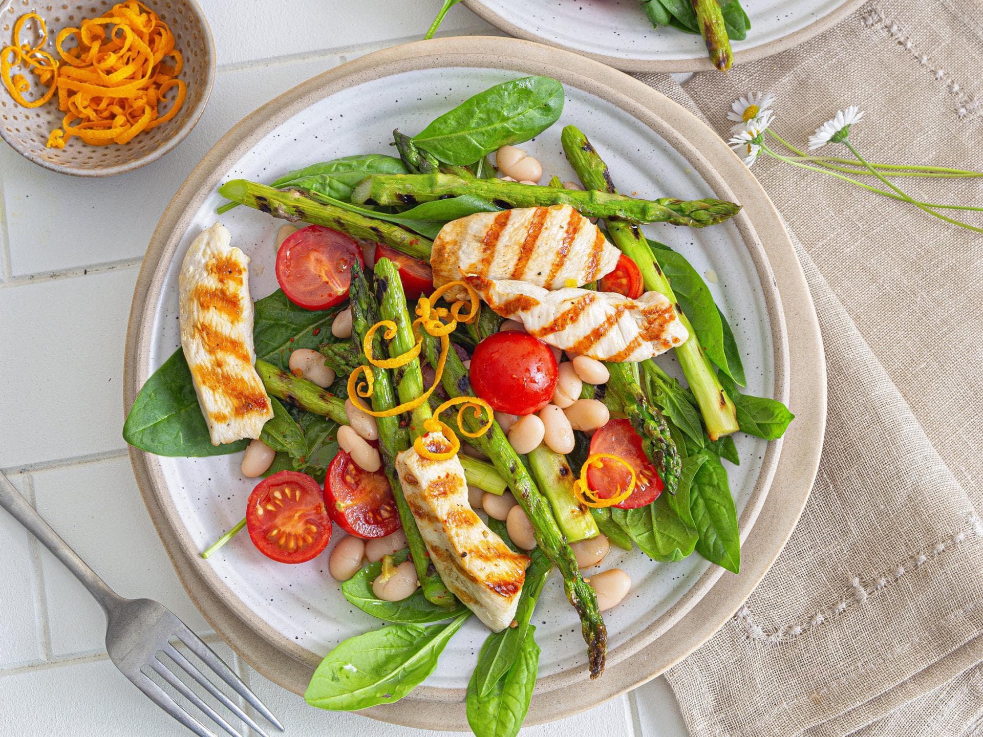 Salat mit gegrilltem Spargel & Hähnchen Salat mit gegrilltem Spargel & Hähnchen