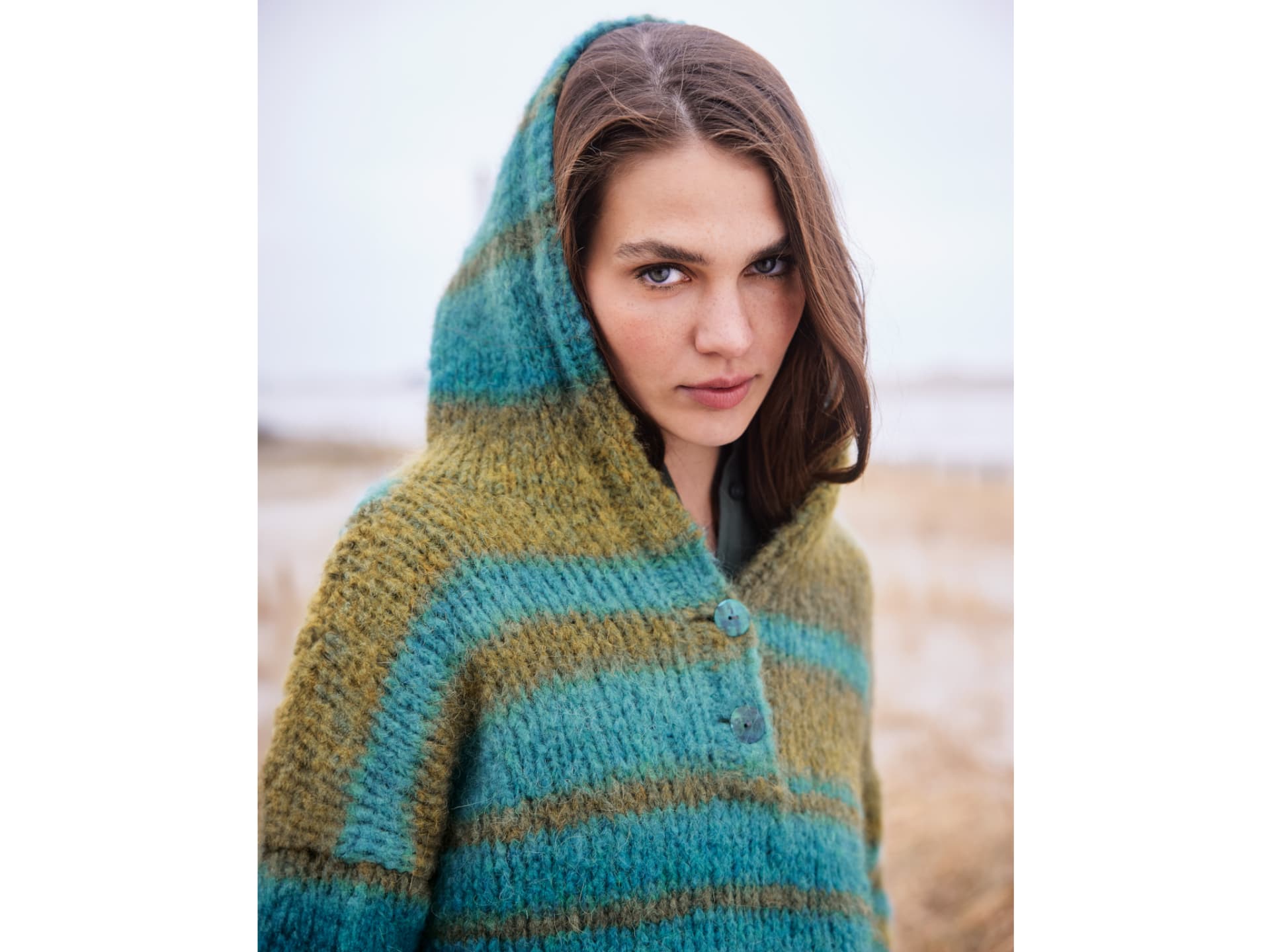 Strickanleitung für den Streifenhoodie von Lana Grossa Model in Streifenhoodie mit Knopfleiste von Lana Grossa