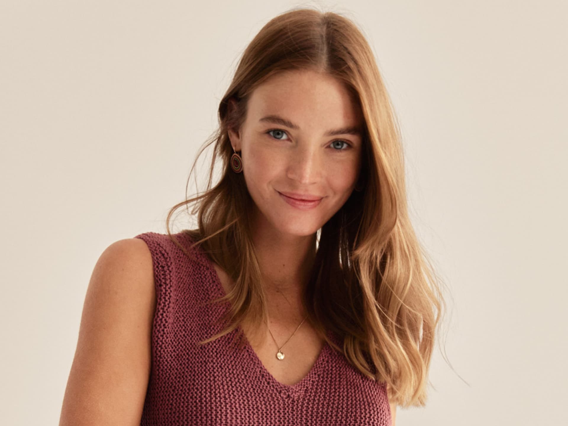 Die schönsten Strickanleitungen für große Größen finden Sie bei uns! Model in gestricktem Top für große Größen