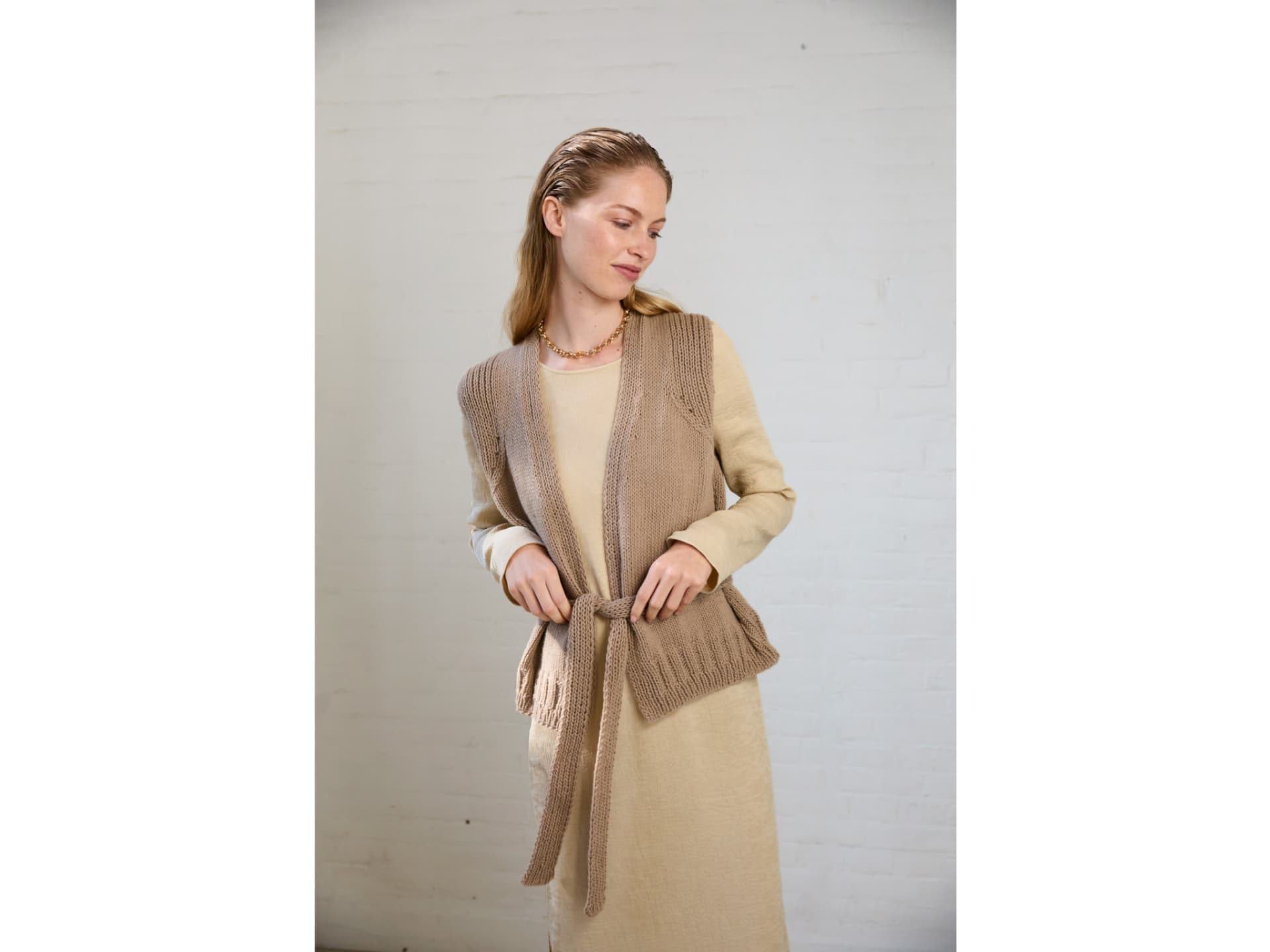 Strickanleitung für die beigefarbene Kaschmir-Weste von Lana Grossa Model in cosy Kaschmir-Weste von Lana Grossa