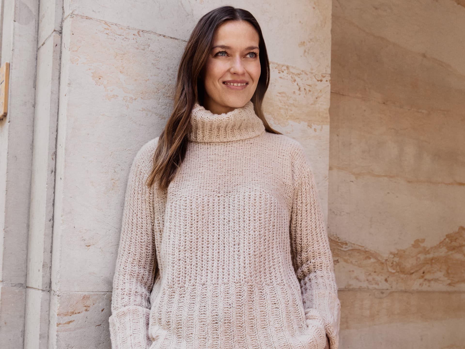 Strickanleitung für den Kuschelpullover von Lana Grossa Model in Kuschelpullover von Lana Grossa