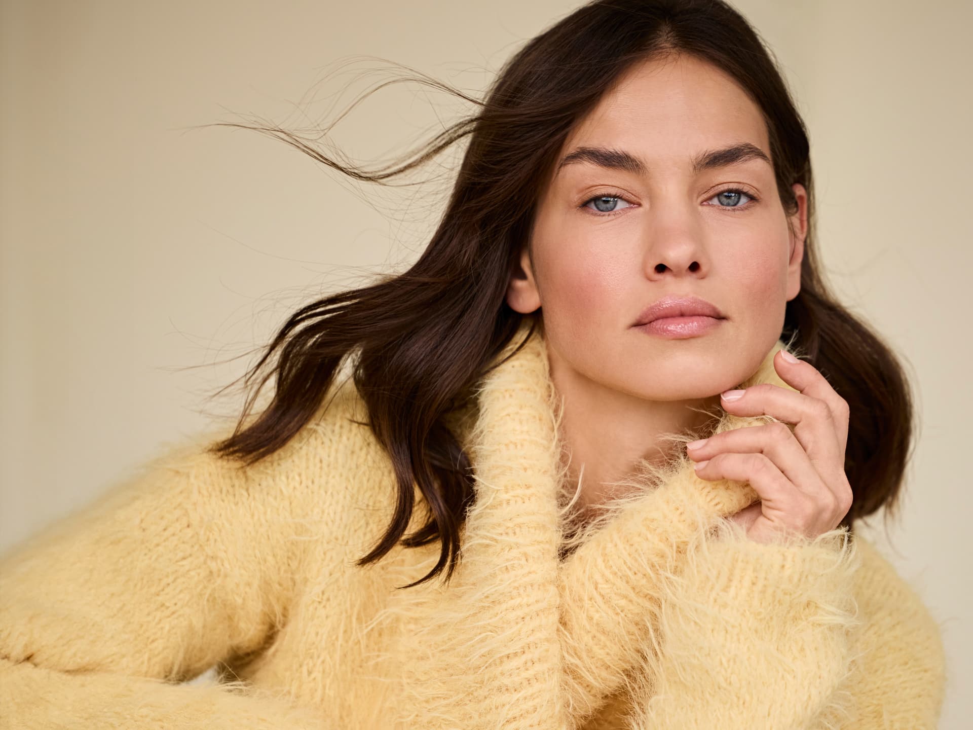 Strickanleitung für die buttergelbe Flausch-Strickjacke von Lana Grossa Model in flauschiger Wickeljacke von Lana Grossa