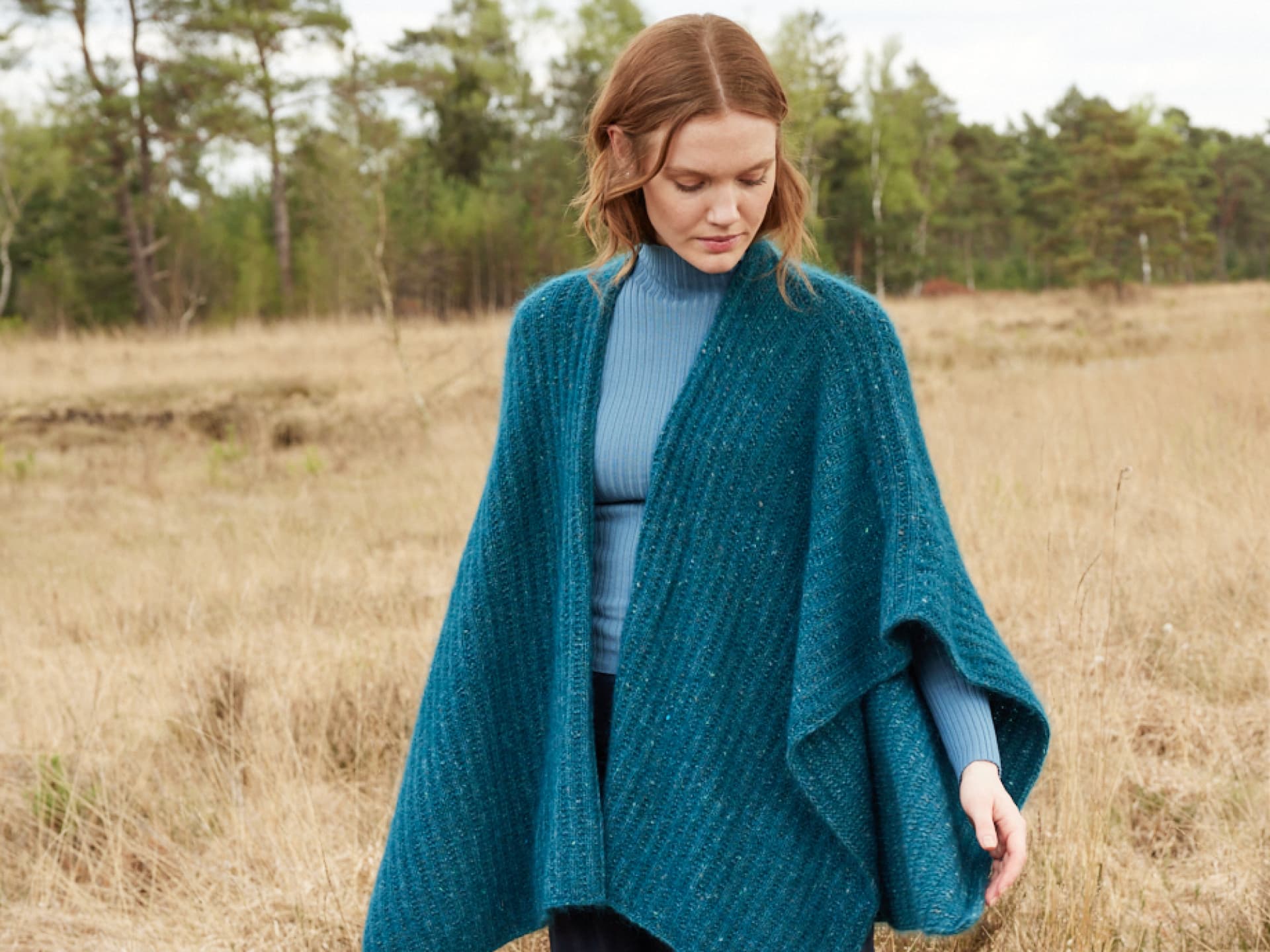 Strickanleitung Kaschmirponcho von Lana Grossa Model in Kaschmirponcho von Lana Grossa