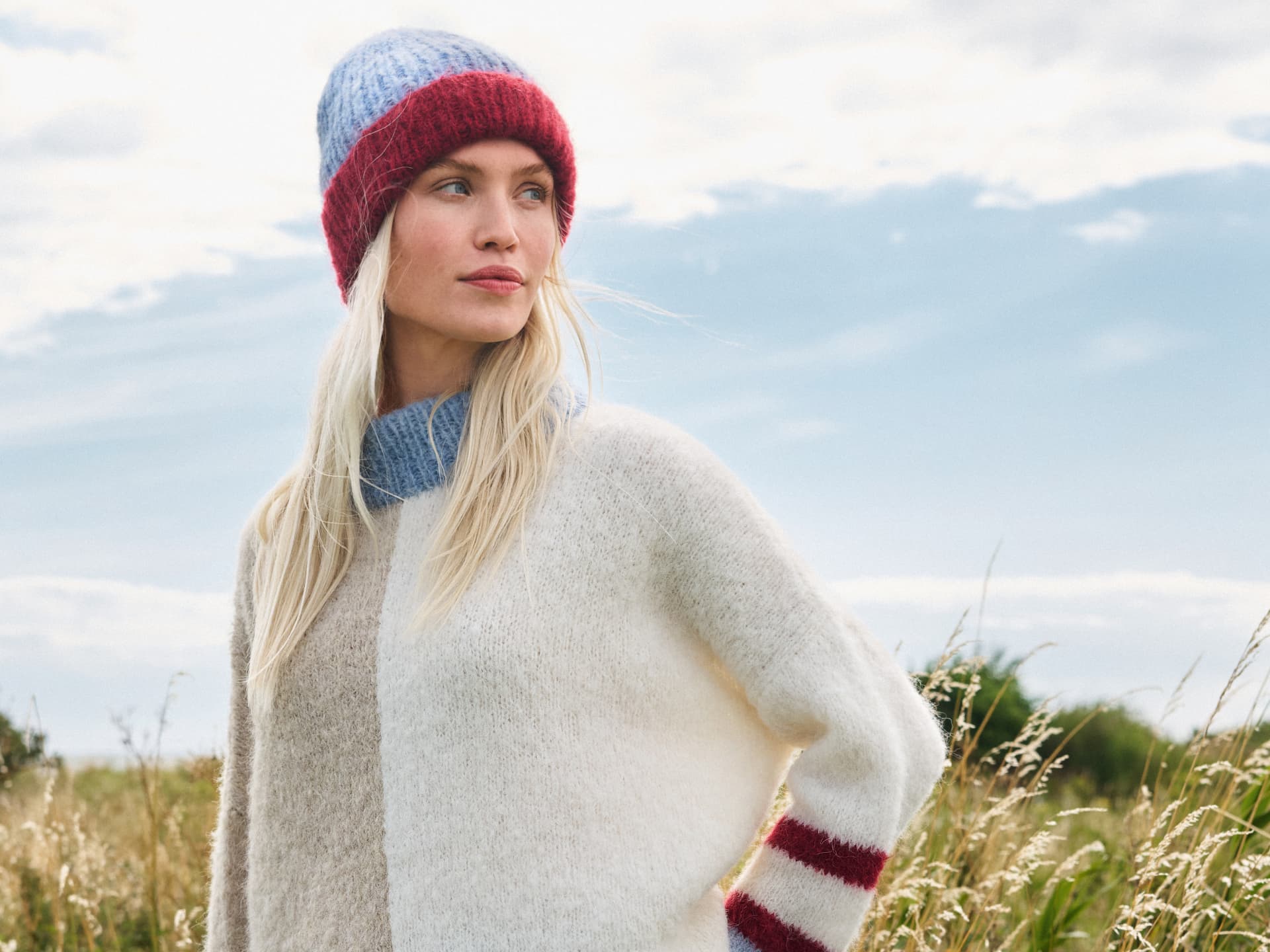 Flauschige Mütze von Lana Grossa zum Selberstricken Model mit flauschiger Mütze von Lana Grossa