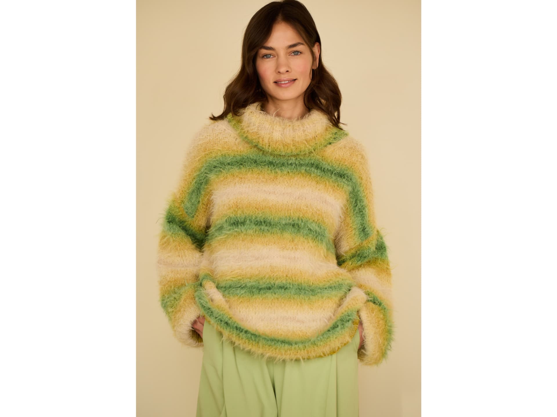 Strickanleitung für den Flausch-Rollkragenpullover von Lana Grossa Model in Flausch-Rollkragenpullover von Lana Grossa