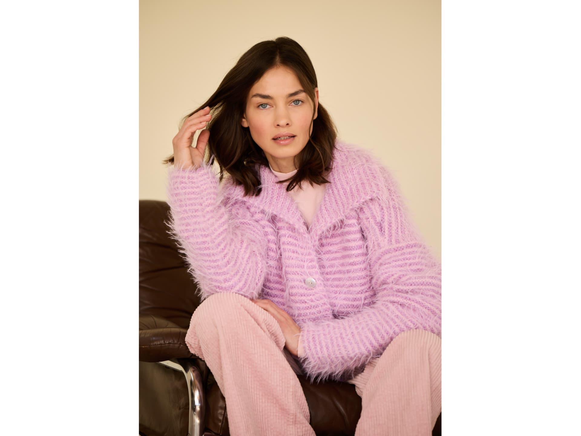 Flauschige Strickjacke zum Selberstricken Model in flauschiger Strickjacke von Lana Grossa