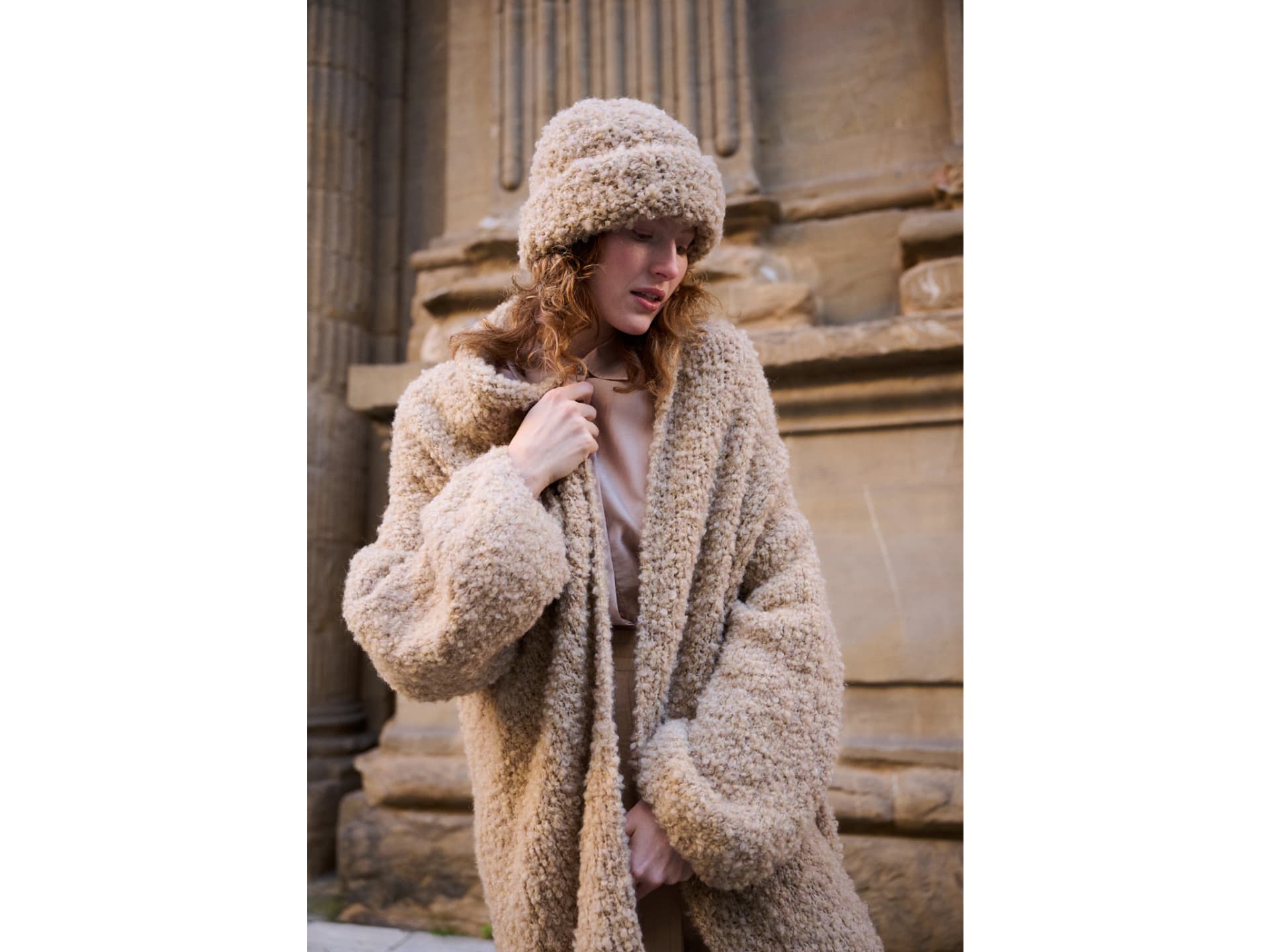 Strickanleitung für den fluffigen Strickmantel von Lana Grossa Model in fluffigem Strickmantel von Lana Grossa