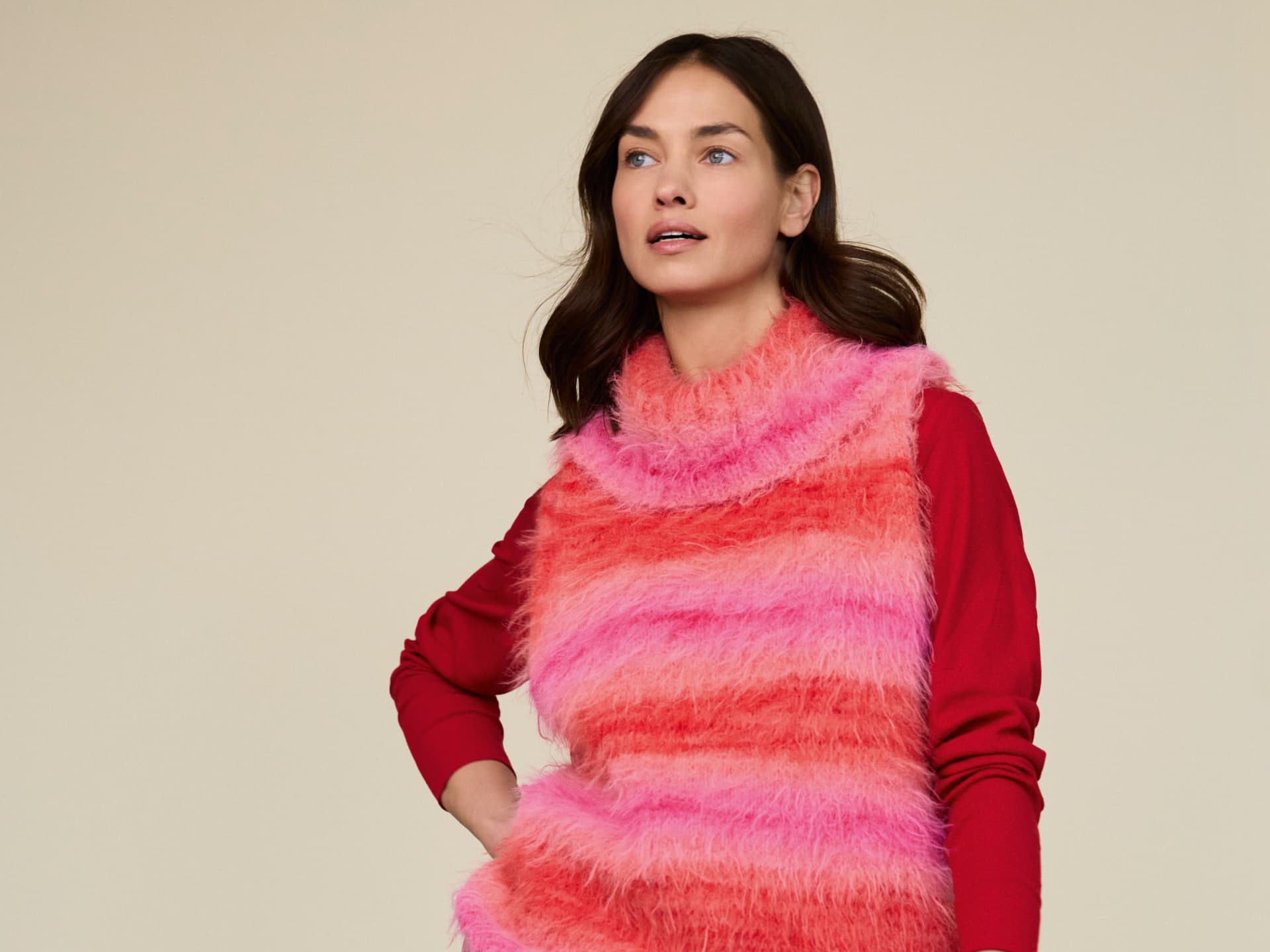 Strickanleitung für den gestreiften Slipover von Lana Grossa Model in gestreiftem Slipover von Lana Grossa