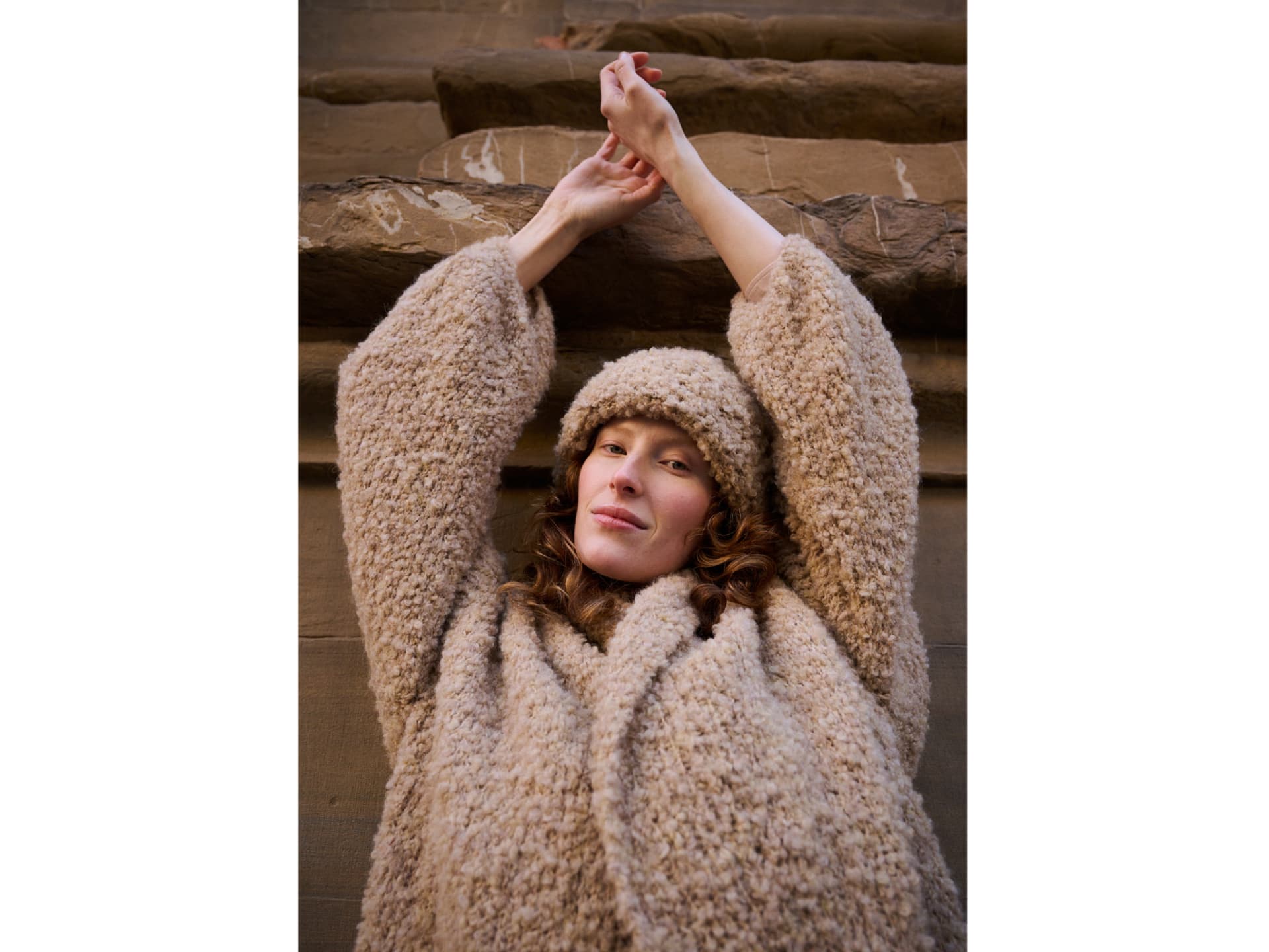 Strickanleitung für die Flausch-Mütze von Lana Grossa Model mit Flausch-Mütze von Lana Grossa