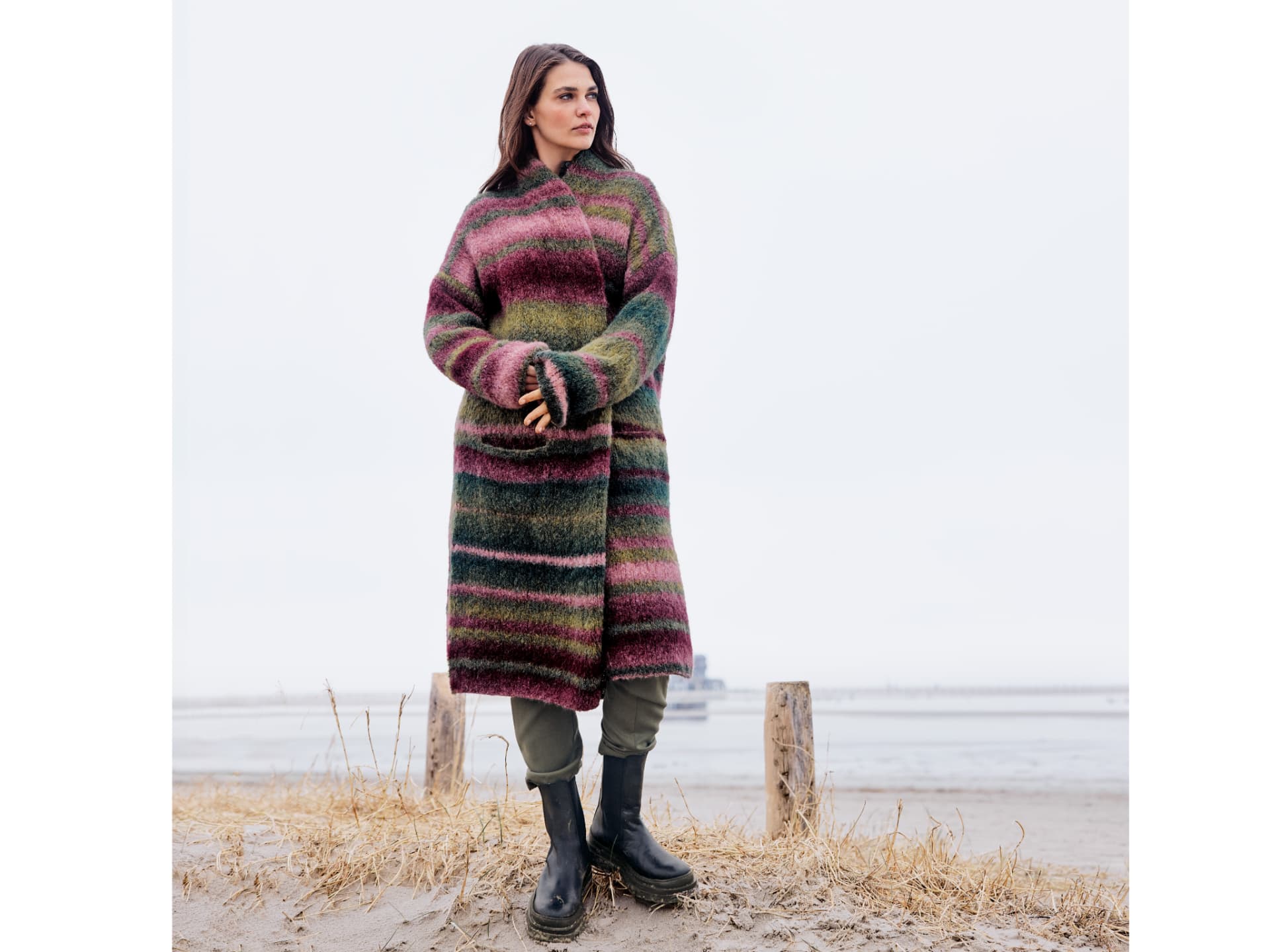 Strickanleitung für den Strickmantel Gigante von Lana Grossa Model in gestreiftem Strickmantel Gigante von Lana Grossa