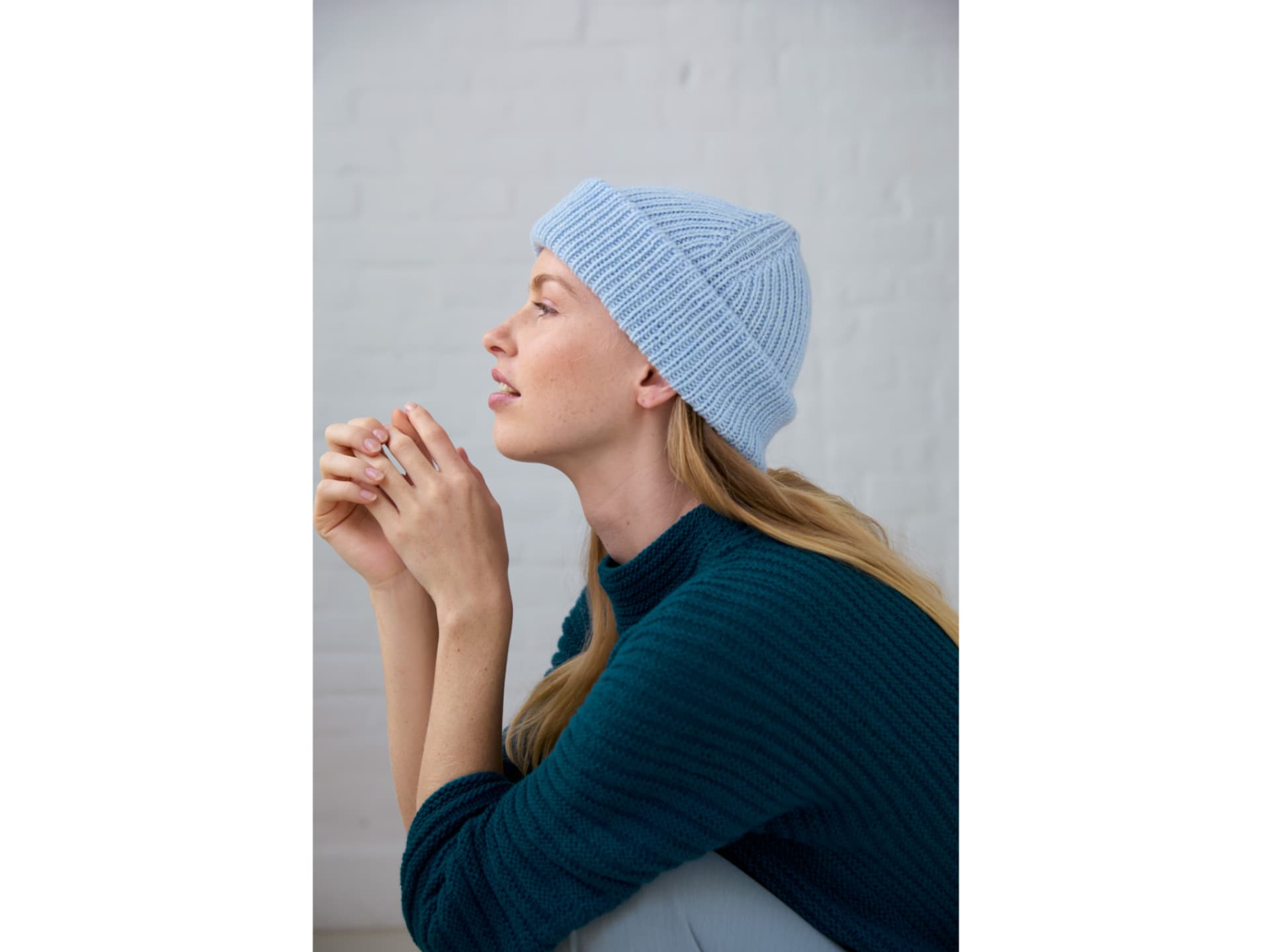 Strickanleitung für die Mütze aus Kaschmir von Lana Grossa Model mit hellblauer Mütze aus Kaschmir von Lana Grossa