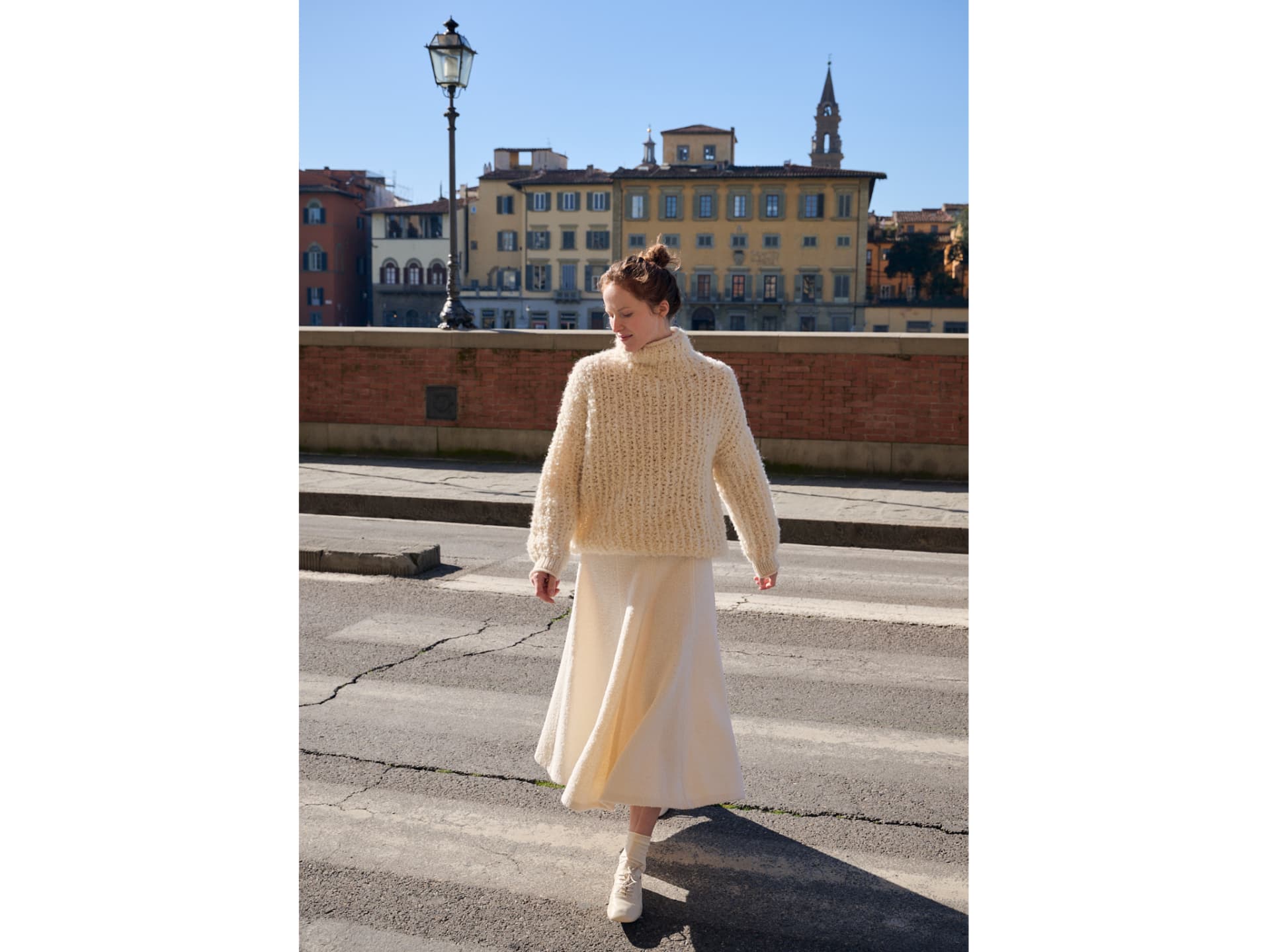 Strickanleitung für den flauschigen Rollkragenpullover von Lana Grossa Model in flauschigem Rollkragenpullover von Lana Grossa