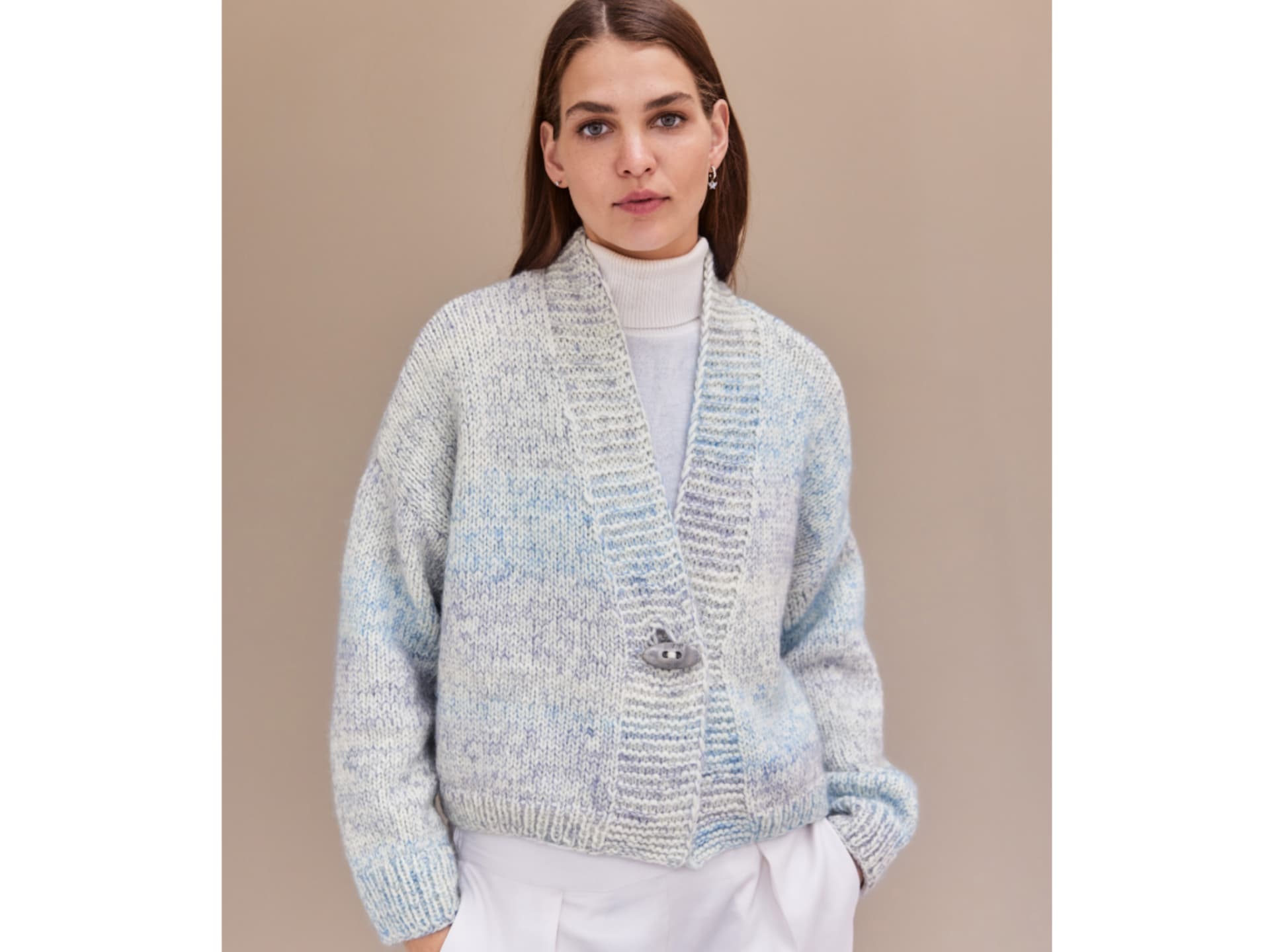 Strickanleitung für die Kuschelstrickjacke von Lana Grossa Model in Kuschelstrickjacke von Lana Grossa