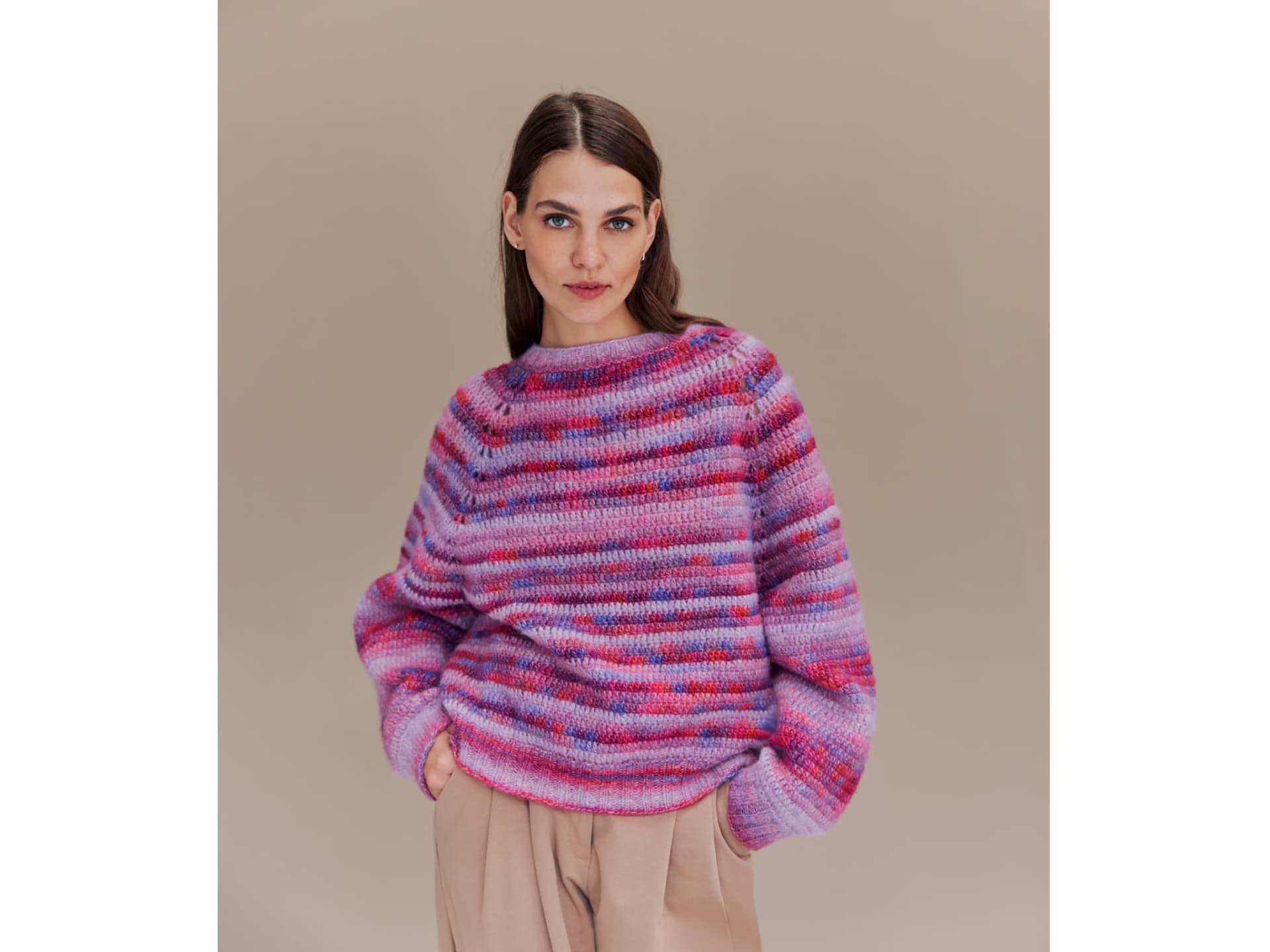 Strickanleitung für den Top-Down-Pullover von Lana Grossa Model in buntem Top-Down-Pullover von Lana Grossa