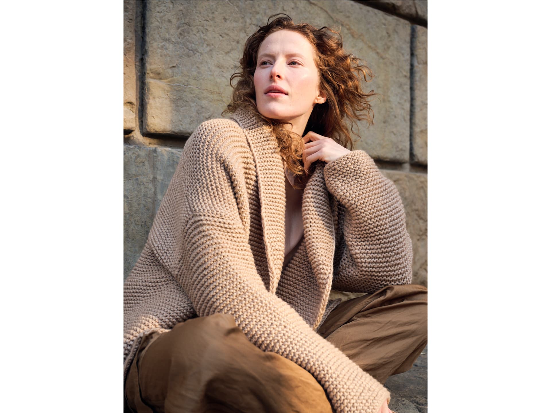 Strickanleitung für die Strickjacke mit Schalkragen von Lana Grossa Model mit Schalkragen-Strickjacke von Lana Grossa