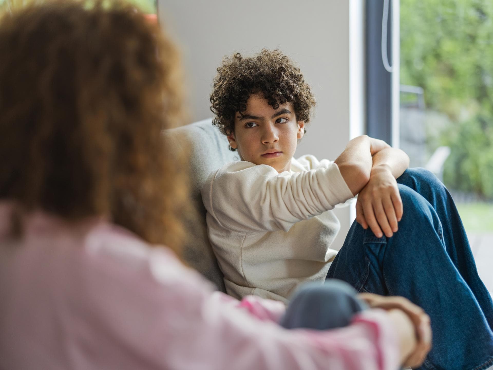 Mutter spricht mit ihrem Sohn Mutter spricht mit ihrem Sohn