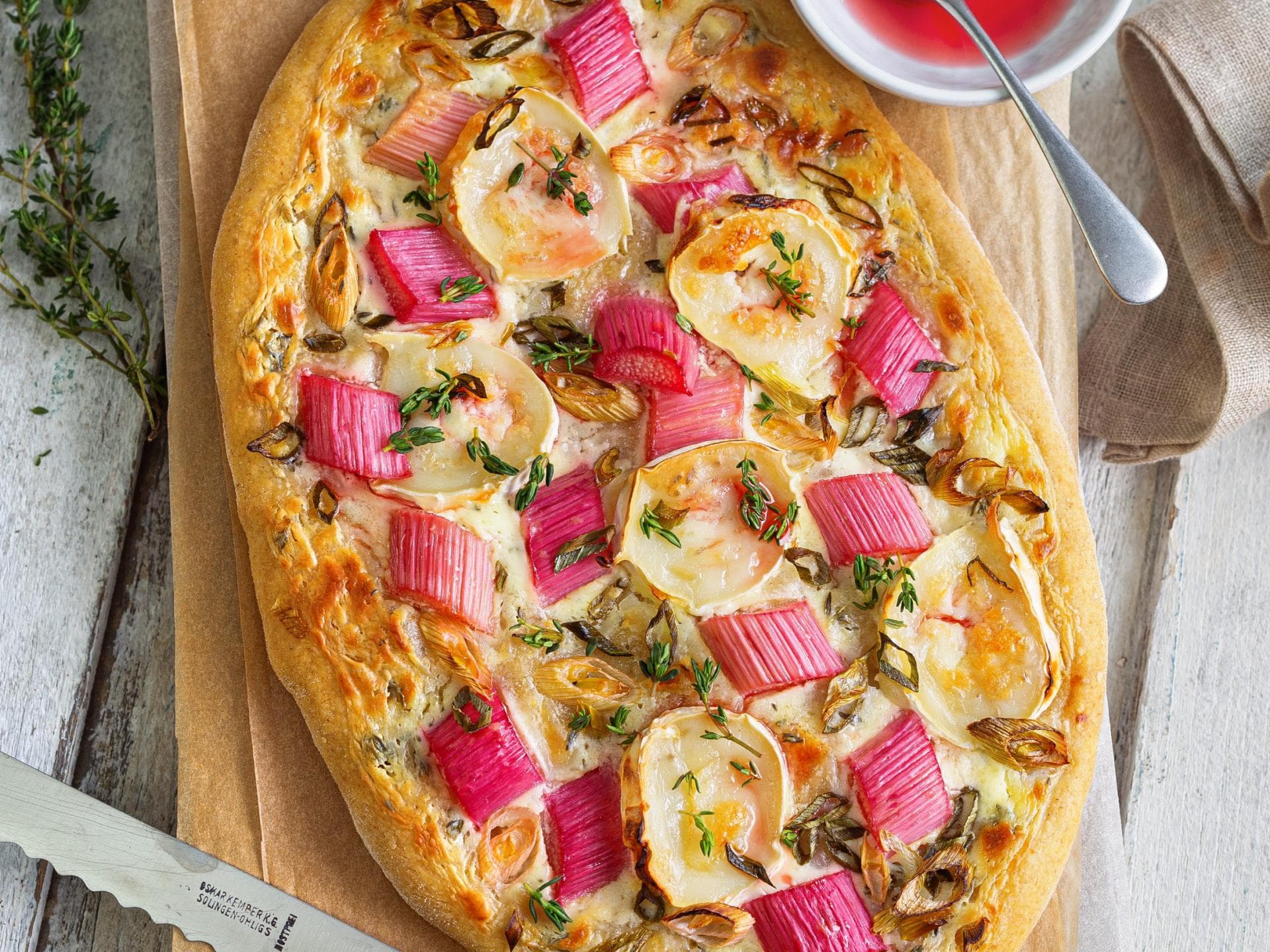 Rhabarber-Pinsa mit Ziegenkäse Rhabarber-Pinsa mit Ziegenkäse