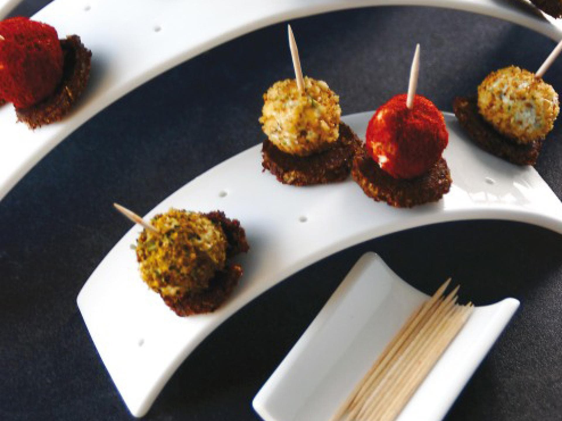 Horsd’oeuvre Horsd’oeuvre: Kleine belegte Schwarzbrotscheiben