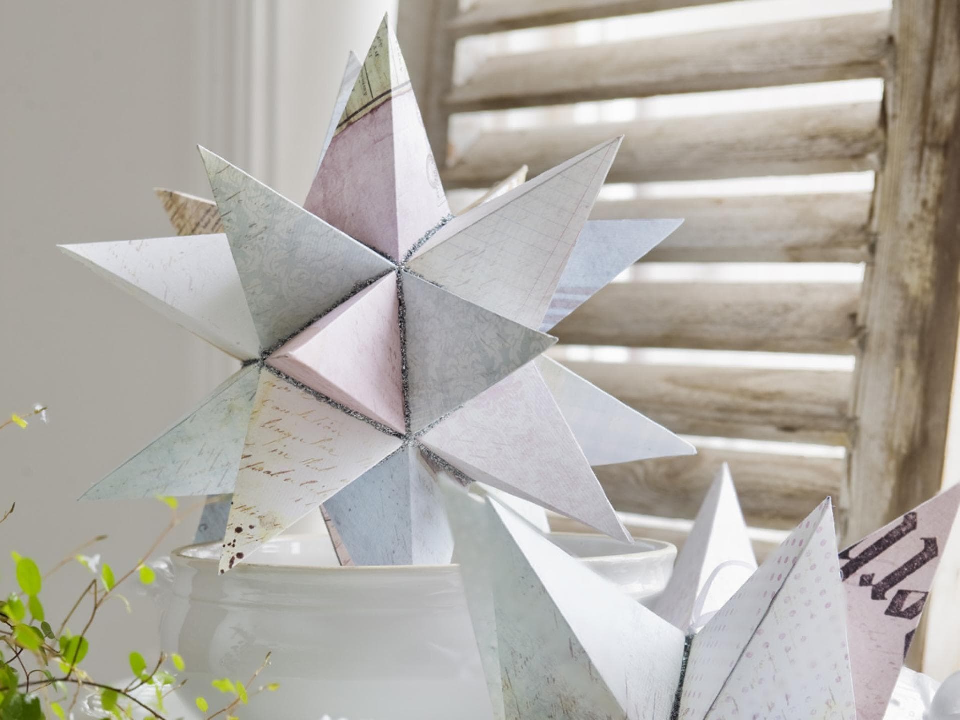 Klassischer Adventsstern Klassischer Adventsstern mit spitzen Zacken