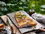 Rezept für gegrillten Lachs Gegrillter Lachs mit Zitronenscheiben und frischen Kräutern