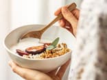 Die richtige Ernährungsform kann das Sterberisiko um 23 Prozent senken Eine Frau frühstückt Müsli