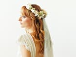 Blumenkranz für die Haare einfach selber machen - mit unserer Anleitung Braut mit selbst gemachtem Blumenkranz