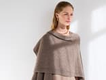Strickanleitung für den Kaschmir-Poncho von Lana Grossa Model in Kaschmir-Poncho von Lana Grossa