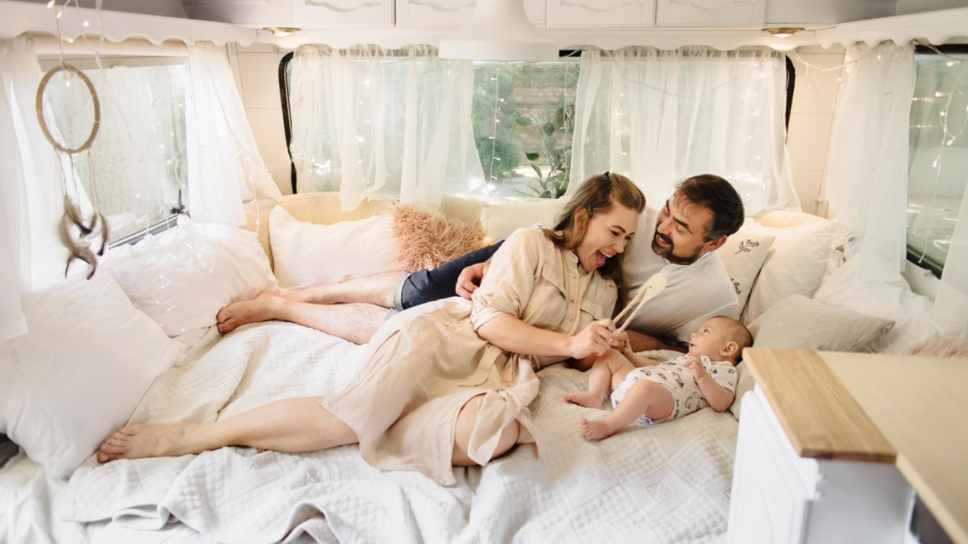 Mit unseren Tipps wird es richtig gemütlich im Wohnwagen. Familie im Wohnwagen