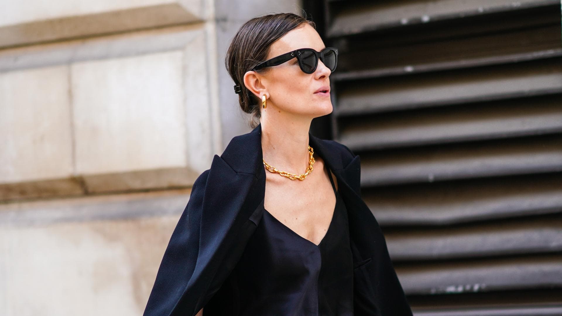 Der 10-Sekunden-Dutt ist die perfekte Frisur für alle, die es eilig haben Frau mit 10-Sekunden-Dutt